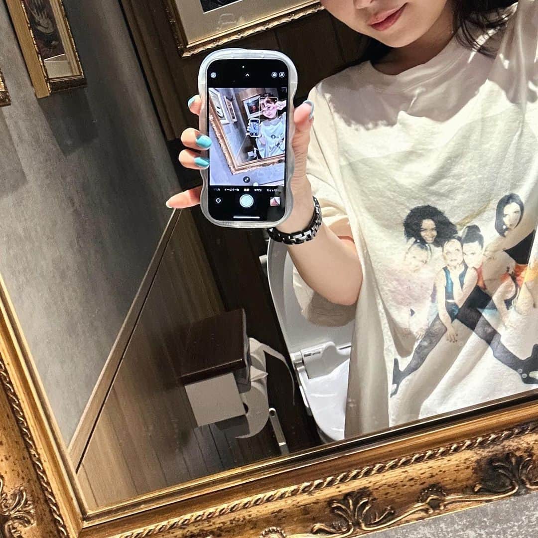 sayocoのインスタグラム：「流行りのやつ、、🤳🏼 全然うまくできないってかなんか違くない？😂💭💦 レクチャー求🙏 (spice girls TEEお気に入り🩷) #めちゃトイレ #y2kvibes 😎ｗ」