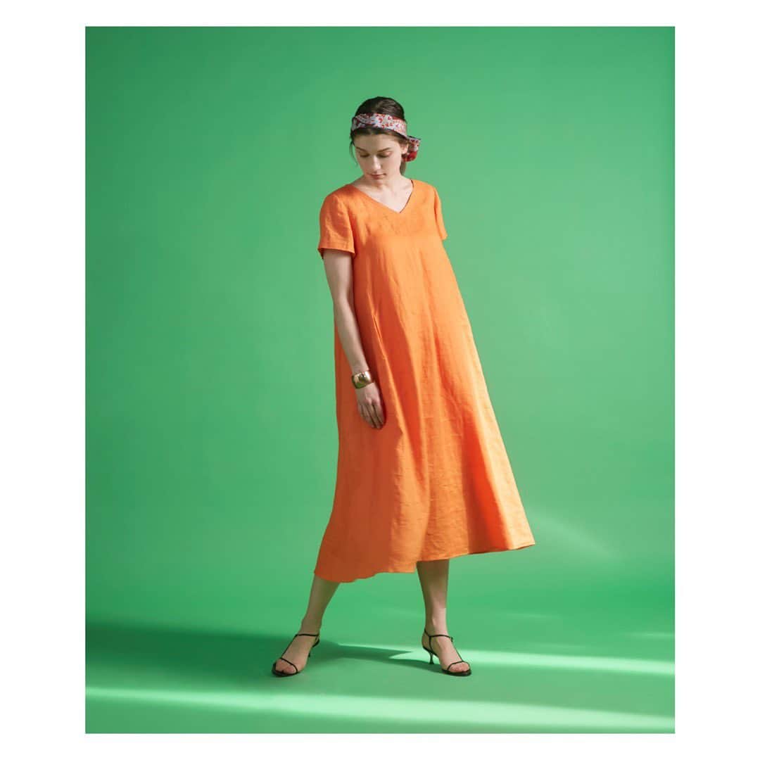 のインスタグラム：「2023 summer collection  フランス・ノルマンディーを拠点とするTEX NORDの柔らかく艶やかなリネン素材を使用した、1枚で着やすい手軽さが魅力のシンプルワンピース  dress ¥33,000     #superiorcloset #ined #23ss #summer #スーペリアクローゼット #イネド #夏 #新作 #夏服 #ワンピース #gw #休日コーデ #大人カジュアル #キレイめコーデ」