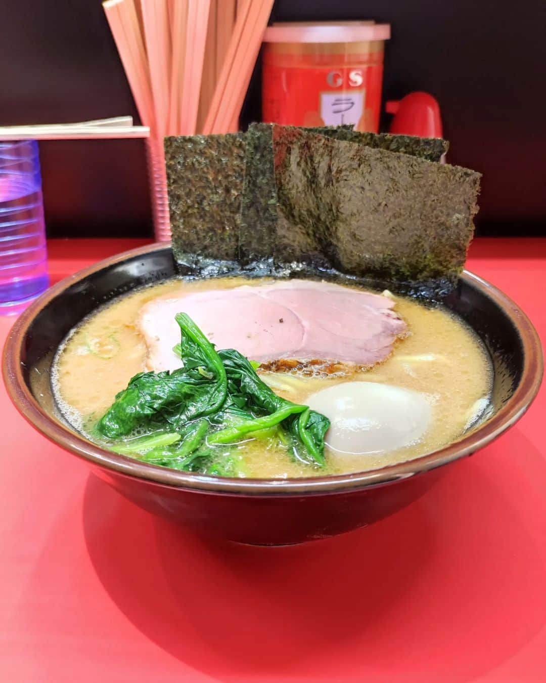つけMen野郎のインスタグラム：「ラーメン+味玉 横浜ラーメン 真砂家 ハマスタ観戦前に関内駅前の関内ラーメン横丁へ。調べてみると、田上家に関連しているそうなので真砂家へ。柔めオーダー。スープあっつあつ。サラサラとした粘度だが出汁も強いし、タレも立っていておいしい。スモーキーなチャーシューや、黄身がトロリとした味玉もおいしかった。ハマスタ前に丁度よいエネルギー補給になりました。」