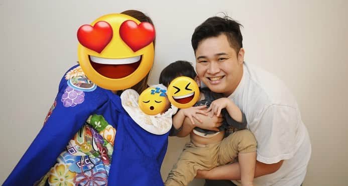 のインスタグラム：「【ご報告】ンダホ2人目の赤ちゃんが誕生しました☺️🐣  1人目の時はコロナ禍なのもあって極秘出産でメンバーにも内緒にしてるというとんでもないサプライズドッキリをしていました！ （今思うととんでもないよね笑そのおかげで覚悟も決まったよね☺️）  今回は初めて出産の立会いも出来たので何から何まで感動でした😭 巨大打ち上げ花火🎆🔥で性別発表👶したり、メンバーに報告したり、育休の様子だったり 将来子どもたちがこの動画を見て喜んでもらえるような密着動画も撮ったので 是非YouTubeで皆さんも見てください😆 お祝いのプレゼントや沢山のおめでとうを頂けて家族全員で幸せな気持ちになりました☺️ ありがとうございます😭  2人のパパとしても、ンダホとしてもこれから改めて子どもたちに負けないくらい元気に楽しんでいくので よろしくお願いします🙌  https://youtu.be/MzJPLGXRMfU  #こどもの日 #ご報告 #赤ちゃん #ンダホ  #フィッシャーズ」