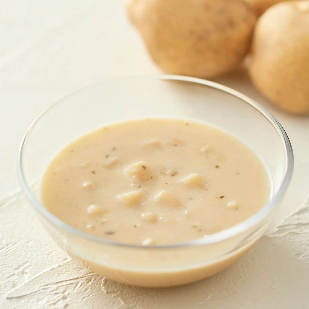 無印良品さんのインスタグラム写真 - (無印良品Instagram)「袋から出してすぐに食べられる『素材を生かした 冷たいスープ』 - 冷蔵庫で冷やしても、常温のままでも楽しめる、具だくさんのスープです。ベースになる野菜のおいしさを生かしました。  コーンの甘みが引き立つよう、牛乳をベースにしたシンプルな味わいの『コーンポタージュ』と、じゃがいもの旨みと炒め玉ねぎでコクを出し、口当たりがまろやかになる岩塩を使った『じゃがいものポタージュ』の2種類から選べます。 - #無印良品 #MUJI #冷製スープ #コーンポタージュ #じゃがいものポタージュ」5月5日 13時00分 - muji_global