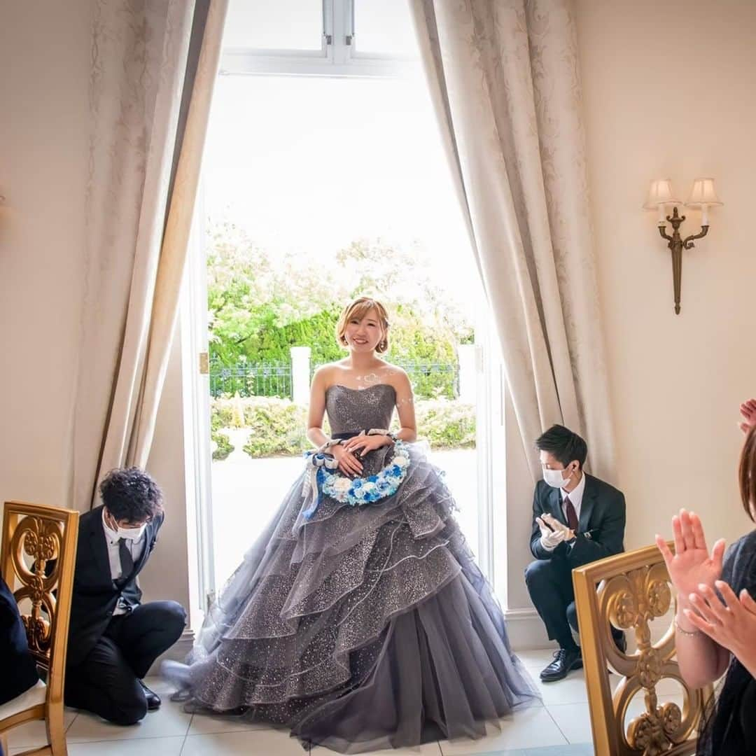 ゼクシィさんのインスタグラム写真 - (ゼクシィInstagram)「. 【ゲストが選ぶ！「結婚式でやってほしい演出」ランキング】 . 結婚式ではゲストに喜んでほしいもの。 今回はさまざまな年代のゲストに、 結婚式でやってほしい演出を大調査！ トップ５をランキング順にご紹介します。 . ／ 【第１位】 オープニングムービー、 プロフィールムービー ＼ 【写真２】 招待したゲスト全員が登場するように工夫。 ふたりの意外性のある趣味を公開したところ、 会場内がとても盛り上がったそう😆✨ （美樹さん） . ／ 【第２位】 父と花嫁が歩くバージンロード ＼ 【写真３】 生まれたときから今までの写真を貼った 自作のアイルランナーを用意して父と歩いた。 ゲストからは「すごい」と感動の声が寄せられたそう。 （瑞生さん） . ／ 【第３位】 ケーキカット ＼ 【写真4】 ケーキ🍰入刀のファーストバイトは ふたり同時に食べさせ合う同時バイトに。 初めて見るゲストもいて、楽しんでもらえた。 （namiさん） . ／ 【第４位】 フラワーシャワー ＼ 【写真５】 挙式後、チャペル横のテラスでフラワーシャワーを。 空に舞う純白のフラワーペタルに包まれた。 ゲストの年齢を問わず盛り上がってくれたそう。 （hitomiさん） . ／ 【第５位】 お色直し ＼ 【写真６】 お色直しドレスの色当てクイズを実施。 再入場ではゲストからは反応があって、 楽しんでくれていることを実感！ （Manaさん） . もっと詳しく知りたい人は #ゼクシィアプリ をチェック！ 「ゲスト330人による総選挙！「結婚式でやってほしい演出」ランキング」 . +♥+:;;;:+♥+:;;;:+♥+:;;;:+♥+:;;;:+♥+:;;;:+♥ . プロポーズから結婚式まで素敵なお写真募集中！ . ゼクシィ公式アカウントでお写真を紹介してみませんか？ 【#ゼクシィ2023】 を付けて投稿してください♡ . +♥+:;;;:+♥+:;;;:+♥+:;;;:+♥+:;;;:+♥+:;;;:+♥ . ▼公式アプリもCHECKしてね ゼクシィアプリはURLから @zexyrecruit  #フラワーシャワー#オープニングムービー#バージンロード#ケーキカット#ケーキ入刀#お色直し#挙式 _ #挙式演出#結婚式演出#披露宴演出#中座#サプライズ演出#結婚式サプライズ _ #結婚式#プレ花嫁#結婚式準備#花嫁準備中#結婚式レポ#2023夏婚#2023秋婚#2023冬婚#2023夏婚プレ花嫁 _ #2023秋婚プレ花嫁#ゼクシィアプリ#ゼクシィ」5月5日 13時00分 - zexyrecruit