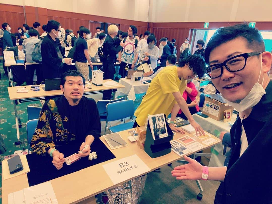 のインスタグラム：「マジックマーケットまたまた開催してたんでリアル出店へ！ コロナ明けを感じる半年ぶりの開催。 今回こそは何も買わないを目指して行ってきました。 結果はどうであれ、やはり意味ある来場ですわ。 釧路市出身のWANDIくんとも会いましたわ。写真撮り忘れたけど笑 また会おう^_^ ＃マジックマーケット #マジケ マジシャンの方々へ^_^ クロサキ電気さんにオーダーメイドのオムニデック頼めるらしいよ。」