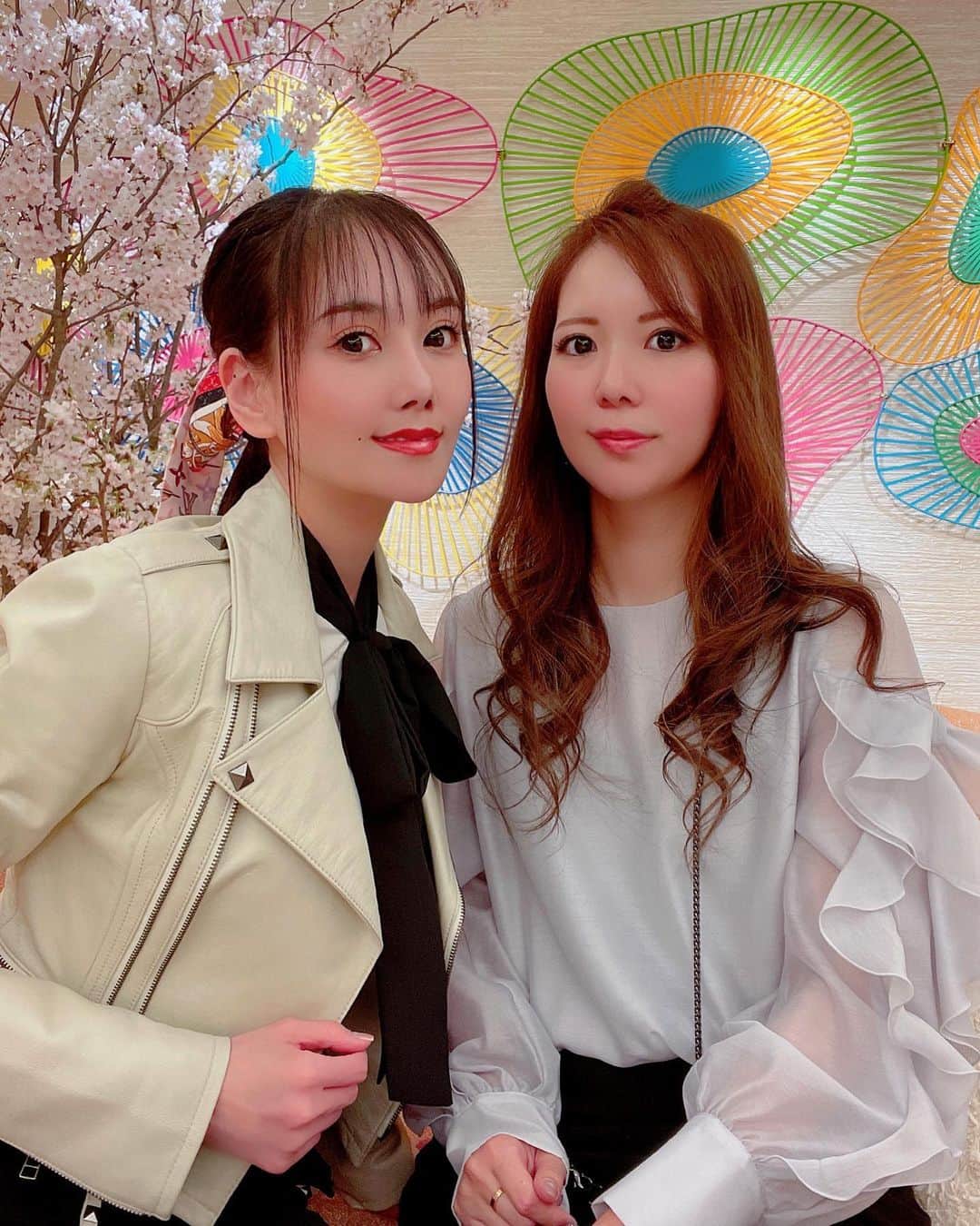 百合華さんのインスタグラム写真 - (百合華Instagram)「兵庫県神戸市の旧居留地にある『ルイ・ヴィトン 神戸店』にて可愛くてお優しいまりちゃんと一緒にお花見女子会タイム🌸🌸🌸  #女子会のある世の中は平和だ   桜のお花で彩られた店内空間には草間彌生さんコラボな新作商品や不動の人気商品の数々が並べられていてまるで美術館にいるみたいな気分になれました🎨  #店内に桜を生けて愛でるスタイル   #草間彌生ルイヴィトンコラボレーション   担当の方が３階の広々ソファー席へ御案内してくださり春を感じるオードブルやお茶菓子をいただける素敵なおもてなしに大感動🍡✨🍵  #花より団子系女子の本領発揮   帰り際に『SUGALABO V』のパウンドケーキとモノグラム柄のブランケットをプレゼントして頂き終始至れり尽せりで大変贅沢な至福のひとときをありがとうございました😍🥂🎁  #担当の方のお客様への気遣いが素敵すぎる   #この度はお世話になりありがとうございました   #japan #日本 #兵庫県 #神戸 #神戸市  #旧居留地 #お花見お茶会 #ルイヴィトン神戸　 #春のお花見シリーズ  #贅沢な時間の過ごし方  #ルイヴィトン神戸旧居留地  #神戸旧居留地店限定イベント  #素敵な空間で幸せな時間  #女子会は話が尽きない  #春夏新作アイテム  #ヴィトンの新作 #louisvuitton #草間弥生 #女子会 #花見 #桜」5月5日 13時06分 - yurika.lovelily