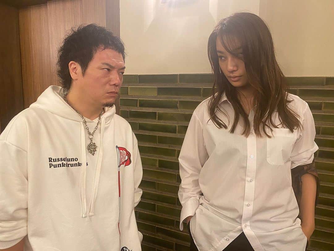 のインスタグラム：「本日発売されました！  #闇金サイハラさん Blue-Lay発売記念！ 闇金サイハラさん撮影現場でのphoto公開！  闇金サイハラさんの座長（主演） 犀原 茜 役 高橋メアリージュン ちゃんとの1枚！  いゃ！ 間違ってないが… ここはやっぱり！  カウカウファイナンスの宿敵！ ライノーファイナンスの犀原茜と紹介しておこう！  柄崎曰く！ 犀原茜はマジでやべー！ ウチの社長（丑嶋馨）よりは劣るが（双璧）ありゃ～ハンパね～よ！ 人のアタマ目がけて金属バットをフルスイングするなんてのは朝メシ前で有名だが…それ以上にアタマがキレる！ どこまで計算なんか知らんがウチの社長同様、動揺することなく次の一手、先の一手を考えてやがるし、仕掛けてきやがる！ 腕っぷし、根性、気合い、手段、アタマのキレ、冷静… まぁ～言い出したらキリがねーんだが、兎に角、一筋縄じゃ～いかね～のよ！ だが！ アイツ（犀原茜）メシの食い方がハンパなく汚ぇーッ！ だからやっぱりウチの社長の勝ちだッ!!  …らしい！ww  柄崎はウシジマの為ならサイハラをヤル覚悟も腹も決めてるみたいだが… それ以外では一歩引いていて、ある意味、認めちゃってるみたいだ！ww  個人的にも今後もカウカウvsライノーは是非とも見たいものです！   #闇金サイハラさん   #闇金ウシジマくん    #犀原茜   #高橋メアリージュン    #柄崎貴明   #やべきょうすけ  まだまだ闇金サイハラさんの撮影現場のphotoシリーズ続くんでヨロシク！」