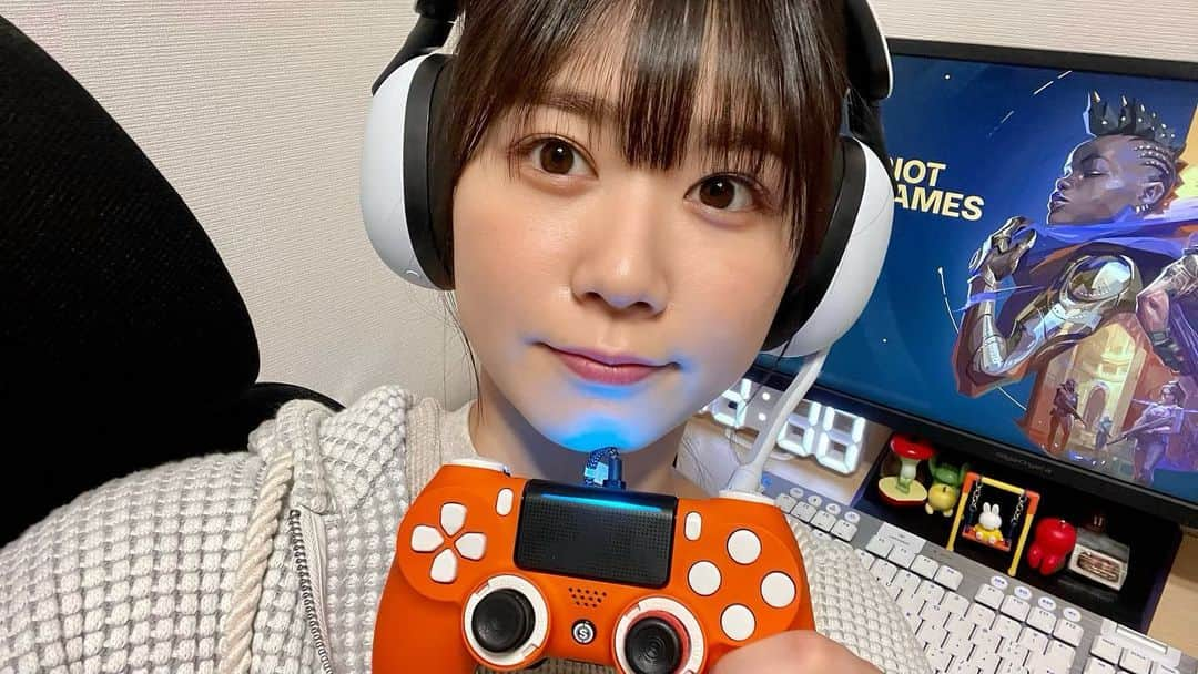 丹生明里のインスタグラム：「🎮  5月6日(土)20:30~ 日向坂ちゃんねるにて生配信されます、  丹生明里のゲーム実況 にぶちゃんねる！  今回はVALORANTというゲームを生配信させていただきます⌨️🖱 (時々クリップをストーリーに載せてるよ！)  長年の夢でありましたゲーム実況の生配信。 遂に夢が叶って本当に嬉しいです🥰  いつも遊んでいる大好きなVALORANT、楽しみたいと思います！✌️  丹生明里のブログ#628にて、VALORANTの簡単ルールなど書かせていただいておりますので必読です！！  少しでもルールが分かるとより配信を楽しんでいただけるのではないかと！😆🐸  配信にてお待ちしております！ コメントも待ってますね🥰  #日向坂ちゃんねる #ゲーム実況 #VALORANT #にぶちゃんねる #丹生ちゃん #nibugram」