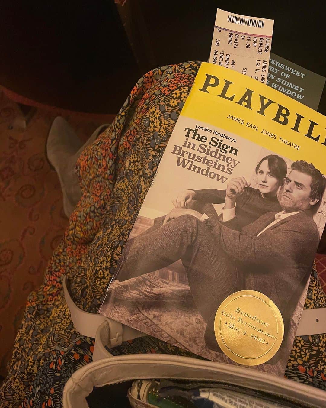 クレア・コフィーのインスタグラム：「GET YOURSELF TO BROADWAY TO SEE THESE BEAUTIFUL PPL AND THIS MIRACLE PLAY!! What a joy to sit out there and witness that buoyant, devastating LIFE unfurl on that stage. And who needs icing when you’ve got @winnernyc porchetta to top it all off? NYC BABY!!! @thesignonbway」