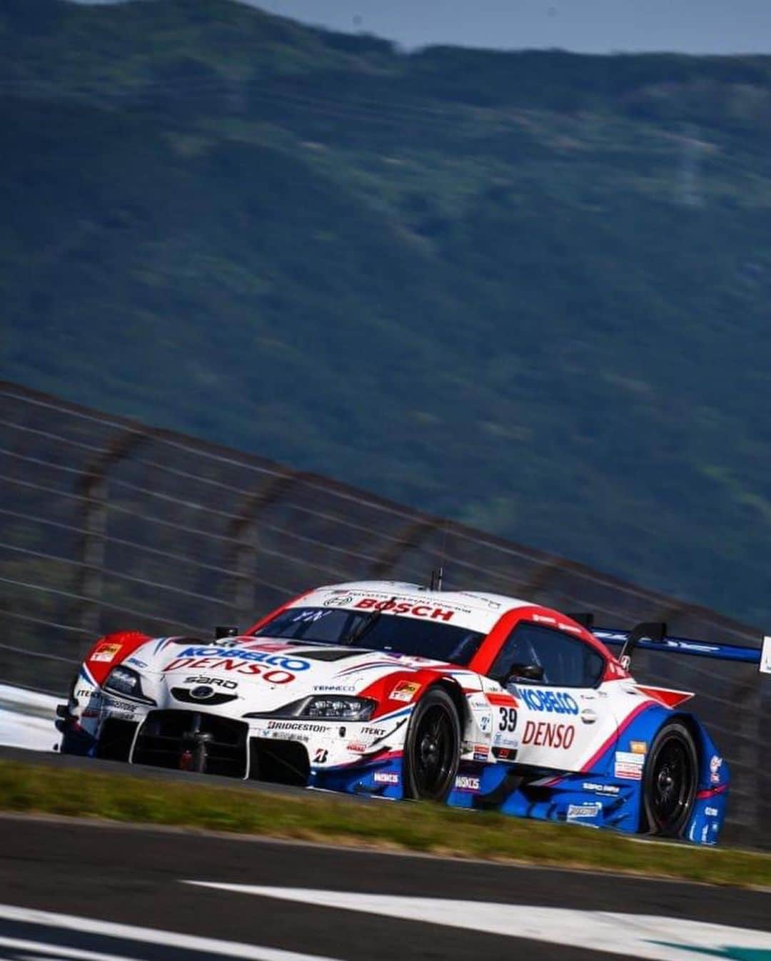 太田麻美さんのインスタグラム写真 - (太田麻美Instagram)「SUPER GT Rd,2 富士 39号車は、15番手から追い上げていき8位でフィニッシュ🏁 2戦連続ポイント獲得です✨ GWの富士戦は、更に賑わっていて嬉しくなりました☺️ PITWALK、ステージ、サイン会と盛り沢山でしたが、沢山会いに来てくれて有り難うございました🫶🏻  次戦の鈴鹿戦もTGRTEAM SARDへ熱い！熱い！応援を！是非是非是非宜しくお願いします🫡💙❤️  #supergt #racequeen #rq #tgrteamsard #kobelco #kobelcogirls #costume #スーパーgt #レースクイーン #コベルコガールズ」5月5日 13時20分 - asami0523