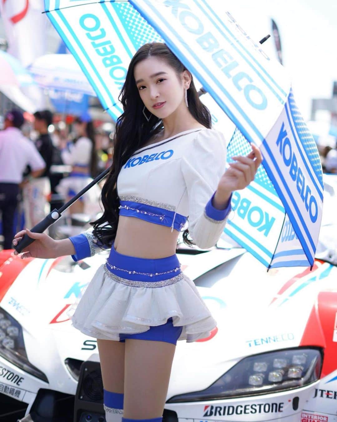 太田麻美のインスタグラム：「SUPER GT Rd,2 富士 39号車は、15番手から追い上げていき8位でフィニッシュ🏁 2戦連続ポイント獲得です✨ GWの富士戦は、更に賑わっていて嬉しくなりました☺️ PITWALK、ステージ、サイン会と盛り沢山でしたが、沢山会いに来てくれて有り難うございました🫶🏻  次戦の鈴鹿戦もTGRTEAM SARDへ熱い！熱い！応援を！是非是非是非宜しくお願いします🫡💙❤️  #supergt #racequeen #rq #tgrteamsard #kobelco #kobelcogirls #costume #スーパーgt #レースクイーン #コベルコガールズ」