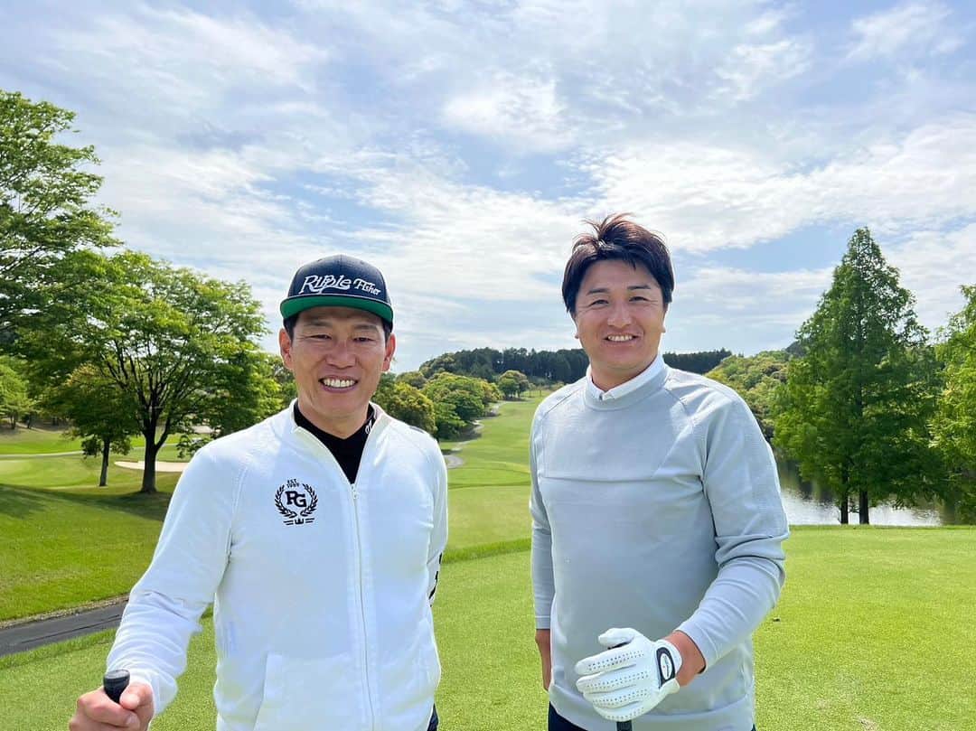 高橋由伸さんのインスタグラム写真 - (高橋由伸Instagram)「先日 井端とゴルフに行ってきました。今日も快晴ですが、この日も天気に恵まれて気持ち良いラウンドでした。  #井端弘和 #アンダーアーマー」5月5日 13時20分 - yoshinobu24_official