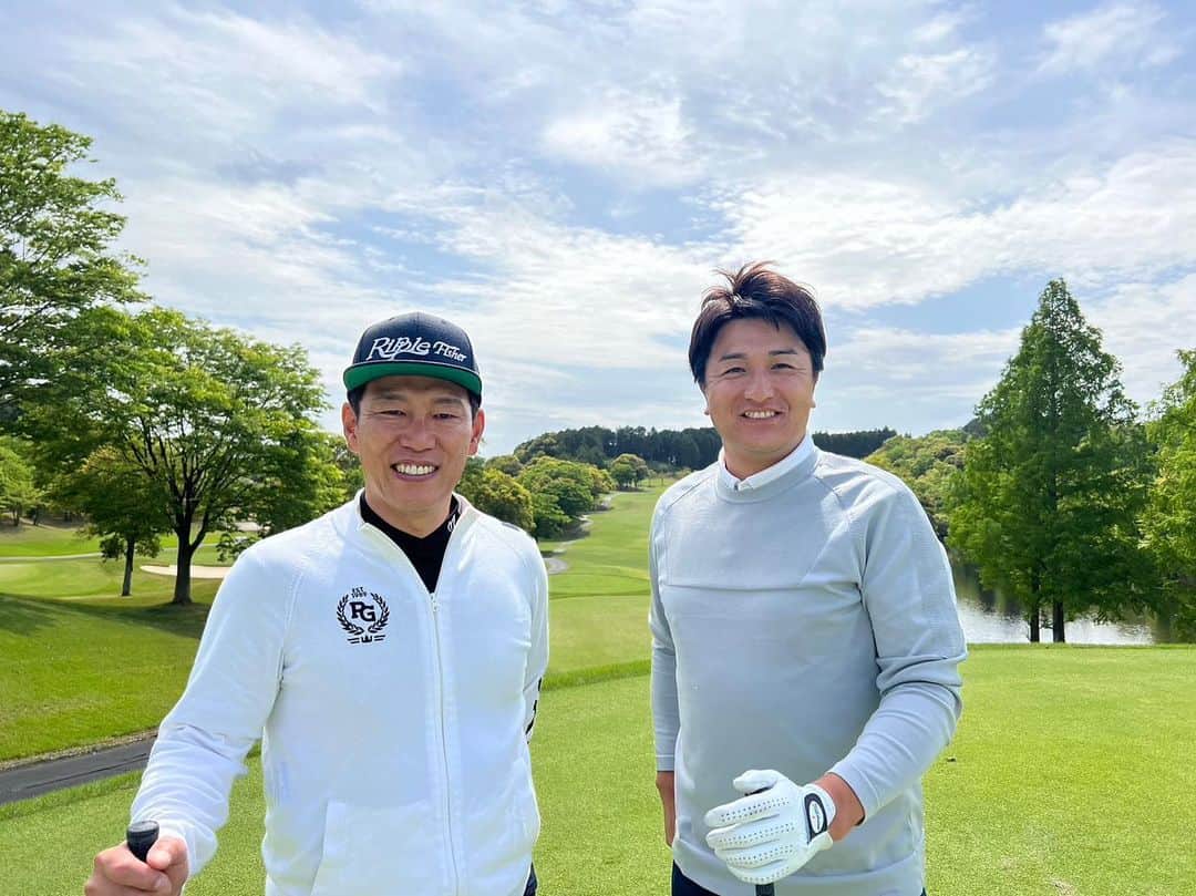 のインスタグラム：「先日 井端とゴルフに行ってきました。今日も快晴ですが、この日も天気に恵まれて気持ち良いラウンドでした。  #井端弘和 #アンダーアーマー」