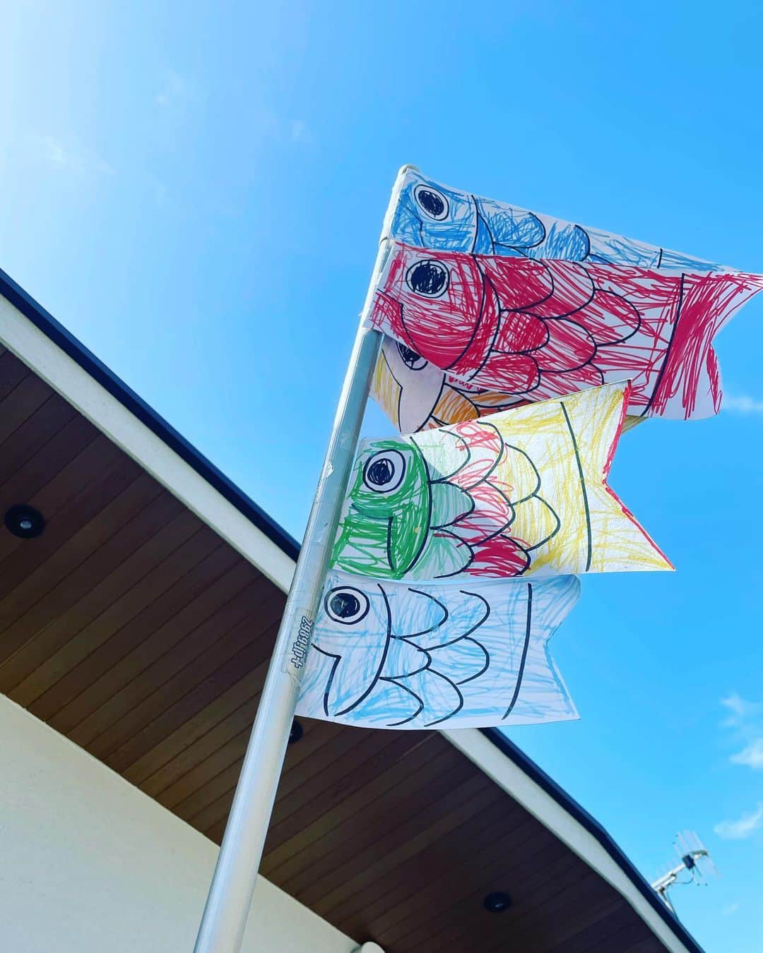 前川泰之さんのインスタグラム写真 - (前川泰之Instagram)「㊗️こどもの日。  こないだ次男(6歳)と一緒に作った鯉のぼりがはためいてます✨ (下書き＝パパ　色塗り＝次男)  子供たちがみんなすくすく元気に育ちますように🙏🏻😌  安全に、良い休日を。  #ゴールデンウィーク　#鯉のぼり　#こどもの日　#安全に」5月5日 13時21分 - maekawa_yasuyuki_official