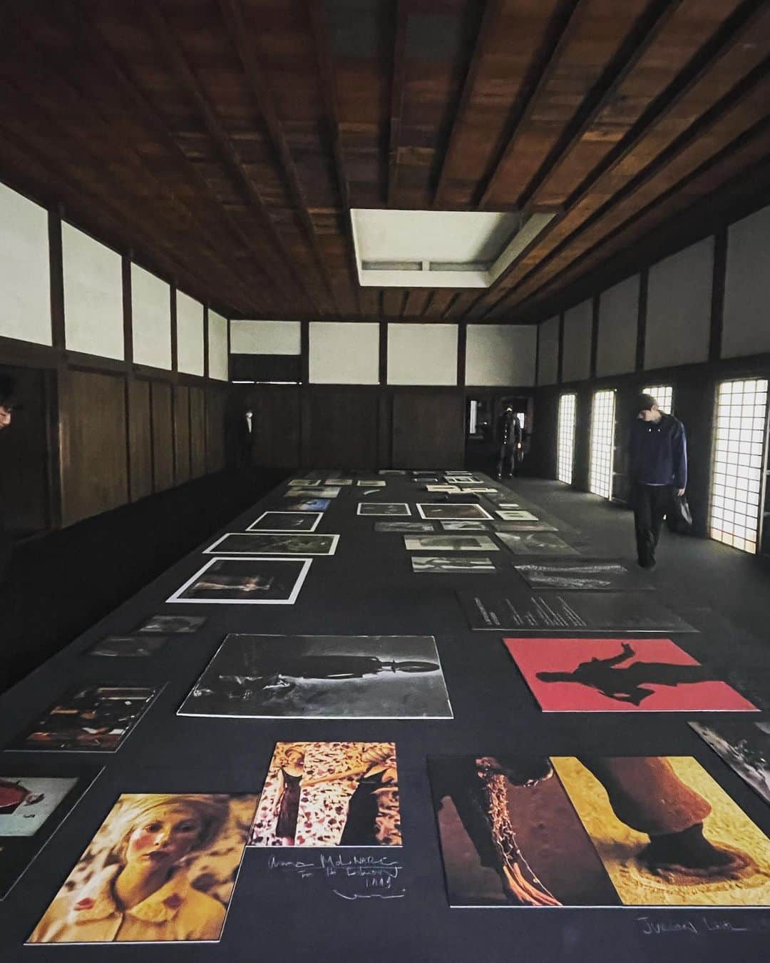 大島央照さんのインスタグラム写真 - (大島央照Instagram)「こんにちは！GWですね♪ みなさん、いかがお過ごしですか？ 私は変わらず仕事の毎日ですが、先日京都での撮影の合間に、4月15日（土）～5月14日（日）まで、京都市内各所で開催されている「KYOTOGRAPHIE 京都国際写真祭 2023」 @kyotographie のメインプログラムの一つ、二条城 二の丸御殿 台所・御清所にて、高木由利子さんの「PARALLEL」WORLD Presented by DIORを見てきました。ー二条城の落ち着きの中での圧巻の作品と展示、本当に素晴らしくて、見れて良かったです。  第11回目を迎える今年のテーマは「BORDER」だそうで、京都⽂化博物館別館、両⾜院、出町桝形商店街など19カ所を会場に展開されています。1日では回りきれないかと思いますが、写真やアートが好きな方には特におすすめです！✨  それでは、いいGWをお過ごしください😊✨  #kyotographie  #高木由利子 #yurikotakagi #photo #写真 #京都 #kyoto #二条城 #こどもの日」5月5日 13時28分 - chiakioshima