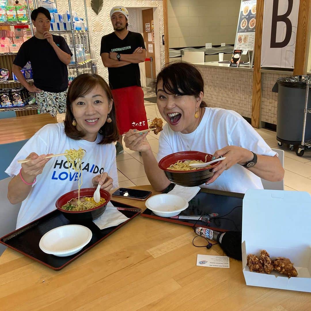 飯島寛子さんのインスタグラム写真 - (飯島寛子Instagram)「@hokkaidoramenfest2023 が @mitsuwa_waikiki で開催中！7/30まで！ 5/15からは、また別のラーメン屋さんがきます。$10本格ラーメンが食べれるなんてー嬉しすぎる！ れーちゃんは、ニセコラーメン　胡麻味噌、私はさのまるの味噌バターラーメン美味美味でした。 ワンクルーズの深見社長、ラーメン男と焼き上げ女のシェフ吉岡さん、さのまるシェフの佐野さん！ ご馳走さまでした🙏 #hokkaidoramenfest2023  #hokkaidolove  #studiorimhawaii」5月5日 13時28分 - hirokoiijima