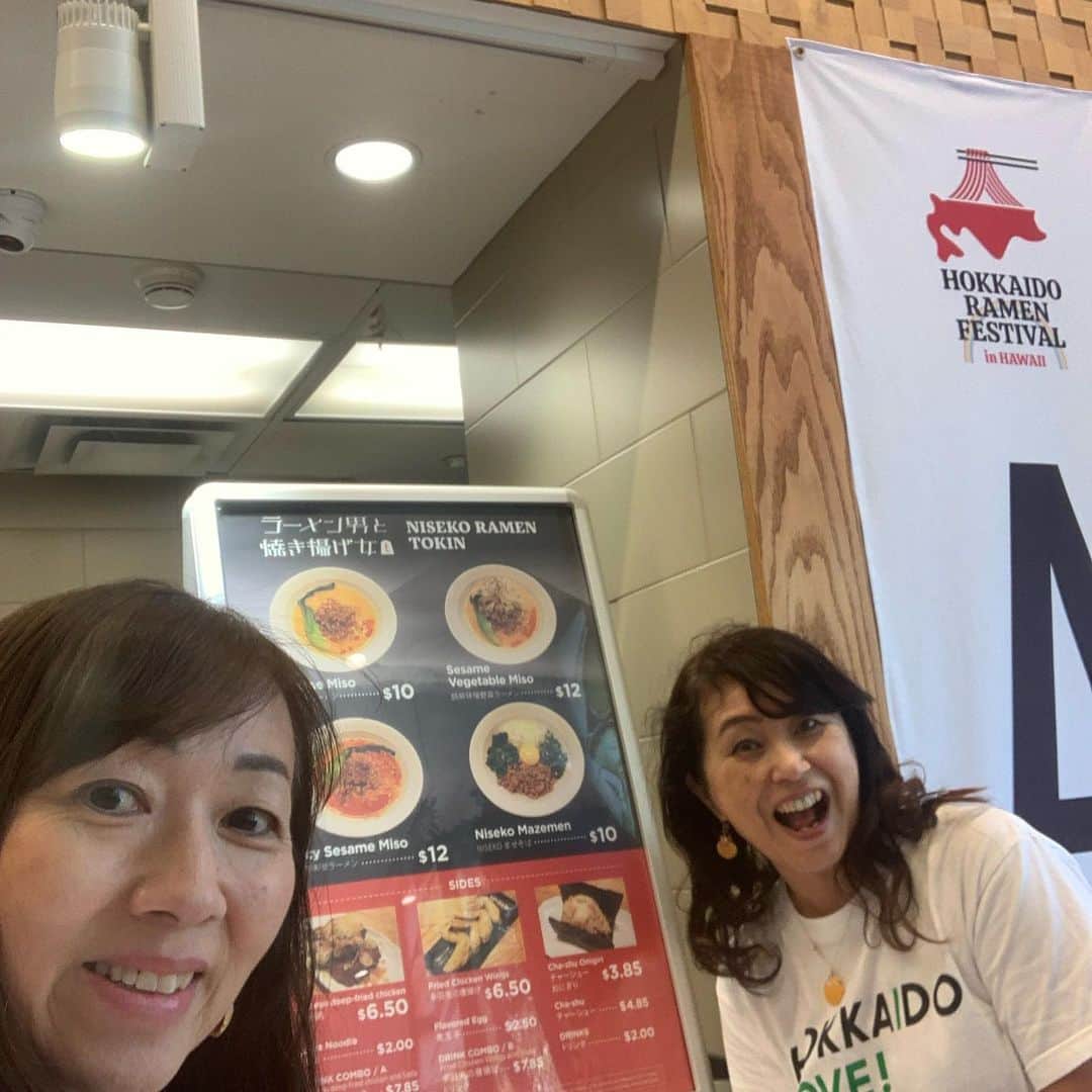 飯島寛子のインスタグラム：「@hokkaidoramenfest2023 が @mitsuwa_waikiki で開催中！7/30まで！ 5/15からは、また別のラーメン屋さんがきます。$10本格ラーメンが食べれるなんてー嬉しすぎる！ れーちゃんは、ニセコラーメン　胡麻味噌、私はさのまるの味噌バターラーメン美味美味でした。 ワンクルーズの深見社長、ラーメン男と焼き上げ女のシェフ吉岡さん、さのまるシェフの佐野さん！ ご馳走さまでした🙏 #hokkaidoramenfest2023  #hokkaidolove  #studiorimhawaii」