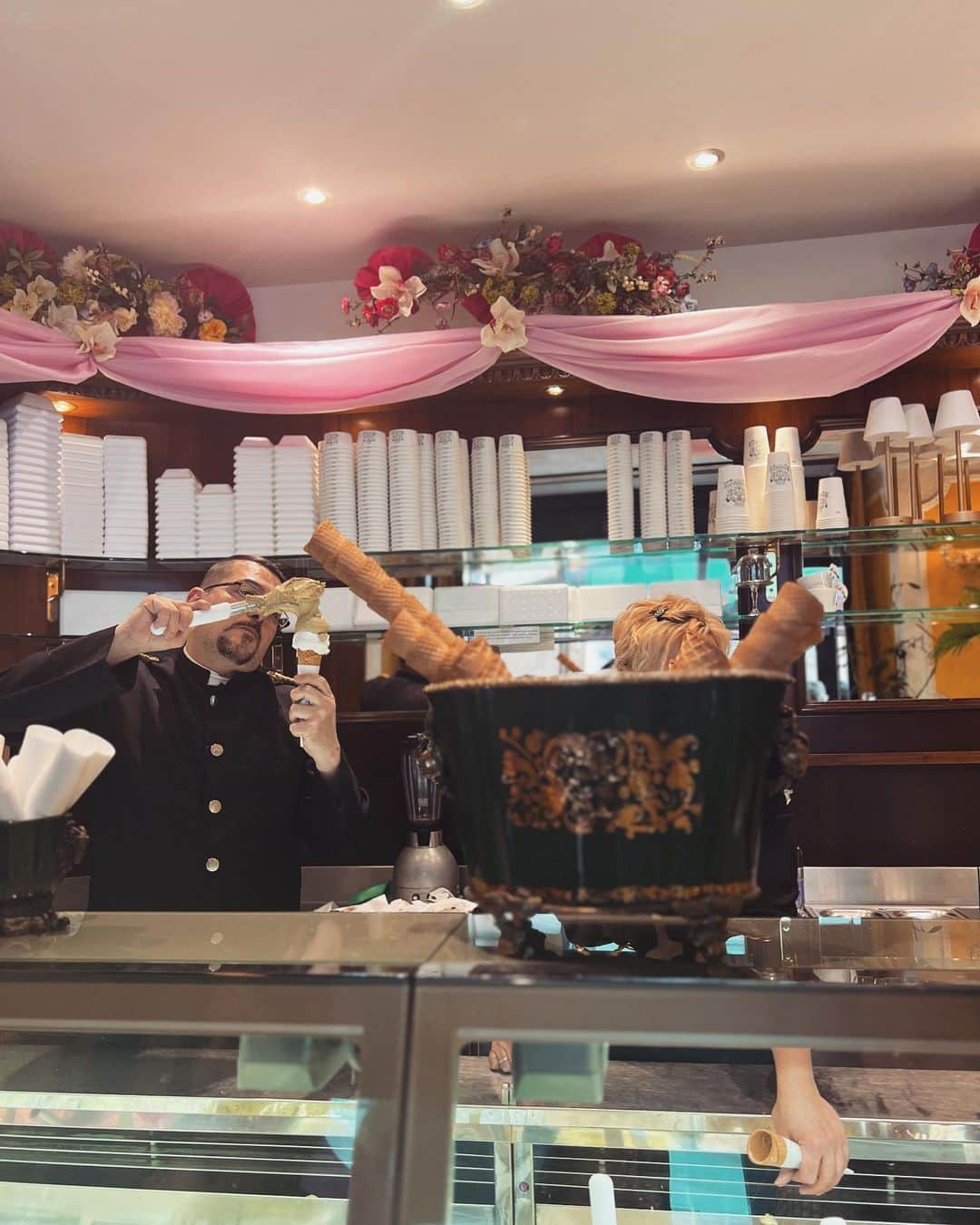 村上瑠美奈さんのインスタグラム写真 - (村上瑠美奈Instagram)「ミラノに行ったら絶対食べてほしいジェラート屋さん🍦  @bastianello_milano  歴史あるケーキ屋さんで ジェラートも大人気。  制服もかっこよくて このピシッとした制服でジェラートを盛る姿に歴史を感じる✨ 動きがプロのお仕事でカッコいいのです！  並んでも食べる価値ありなジェラート。 思い出すだけで美味しい🥹💕  #bastianello#milangelato  #milano#milanotrip#milan#milanoeats#milanodinner#milanitaly #milanorestaurant #milanolife #ミラノ旅行 #ミラノ#ミラノグルメ#ミラノレストラン#houseofgucci #mandarinorientalmilan #マンダリンオリエンタルミラノ #ミラノディナー#イタリア旅行#ミラノサローネ #ミラノ」5月5日 13時29分 - ruminamurakami