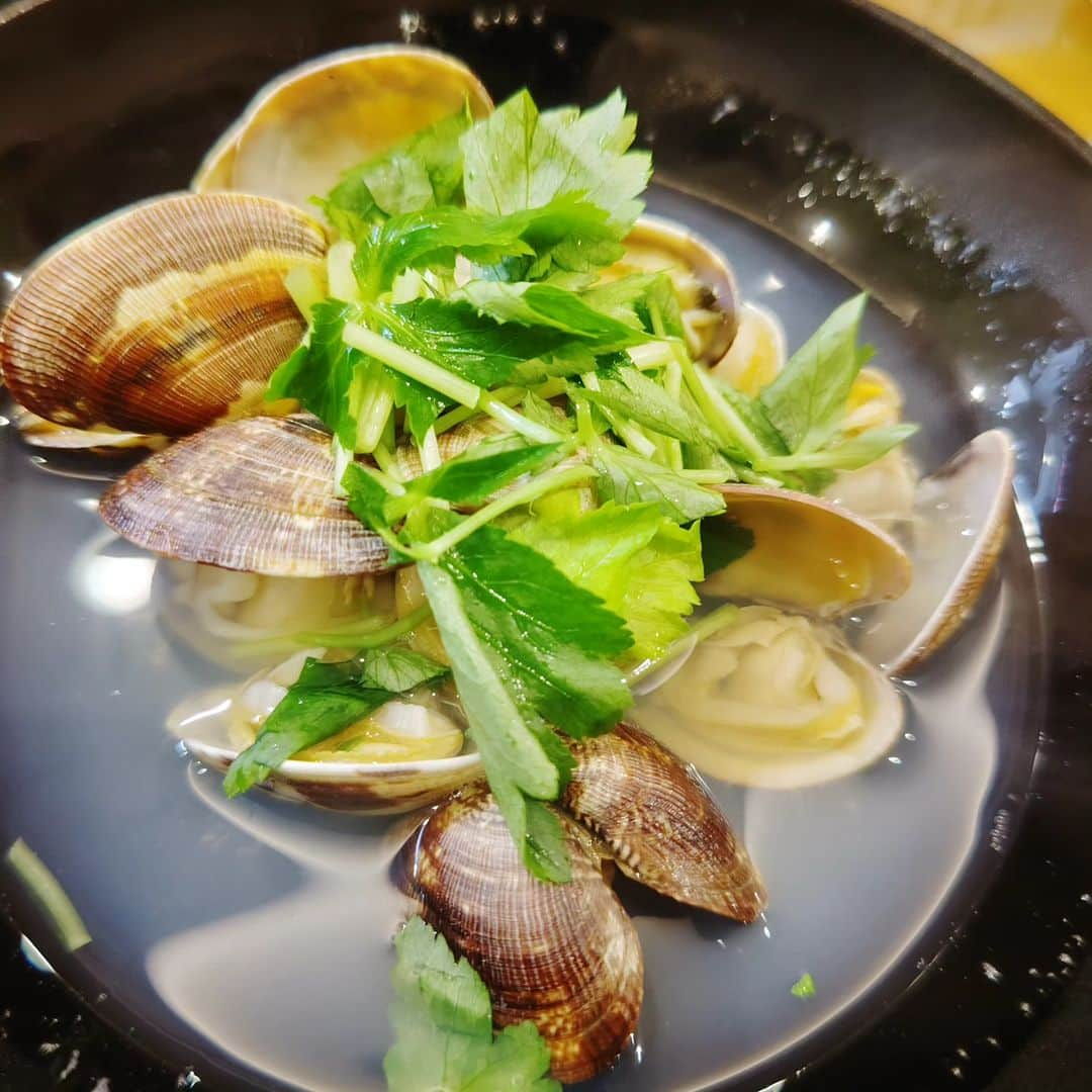 和田益典さんのインスタグラム写真 - (和田益典Instagram)「◆まいどな一昨日の晩ごはん  ９ヶ月ぶりの夜明け寿司。 . . . #寿司屋 #夜あけ寿司 #心斎橋 #ミナミ #寿司 #鮨 #すし #カワハギ #かわはぎ #中トロ #鰻 #カワハギの刺身 #刺し身 #お造り #うなぎ #あさりの酒蒸し #ホタテ塩焼き #カキ #牡蠣 #美味 #贅沢 #飯テロ #寿司テロ #魚介類 #delicious #sushi #sushistagram #foodstagram #dinner #gourmet .」5月5日 13時33分 - masunori_wada