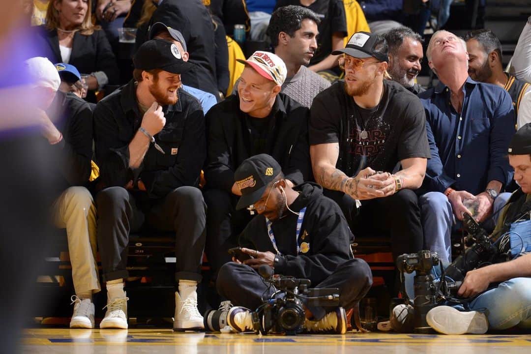 サンフランシスコ・フォーティナイナーズのインスタグラム：「Do it for the Bay 🤟☹️🤟  Keep it rollin, @warriors.  (Via @chase_center // @nbcsauthentic)  #BayAreaUnite #GoldBlooded #FTTB」