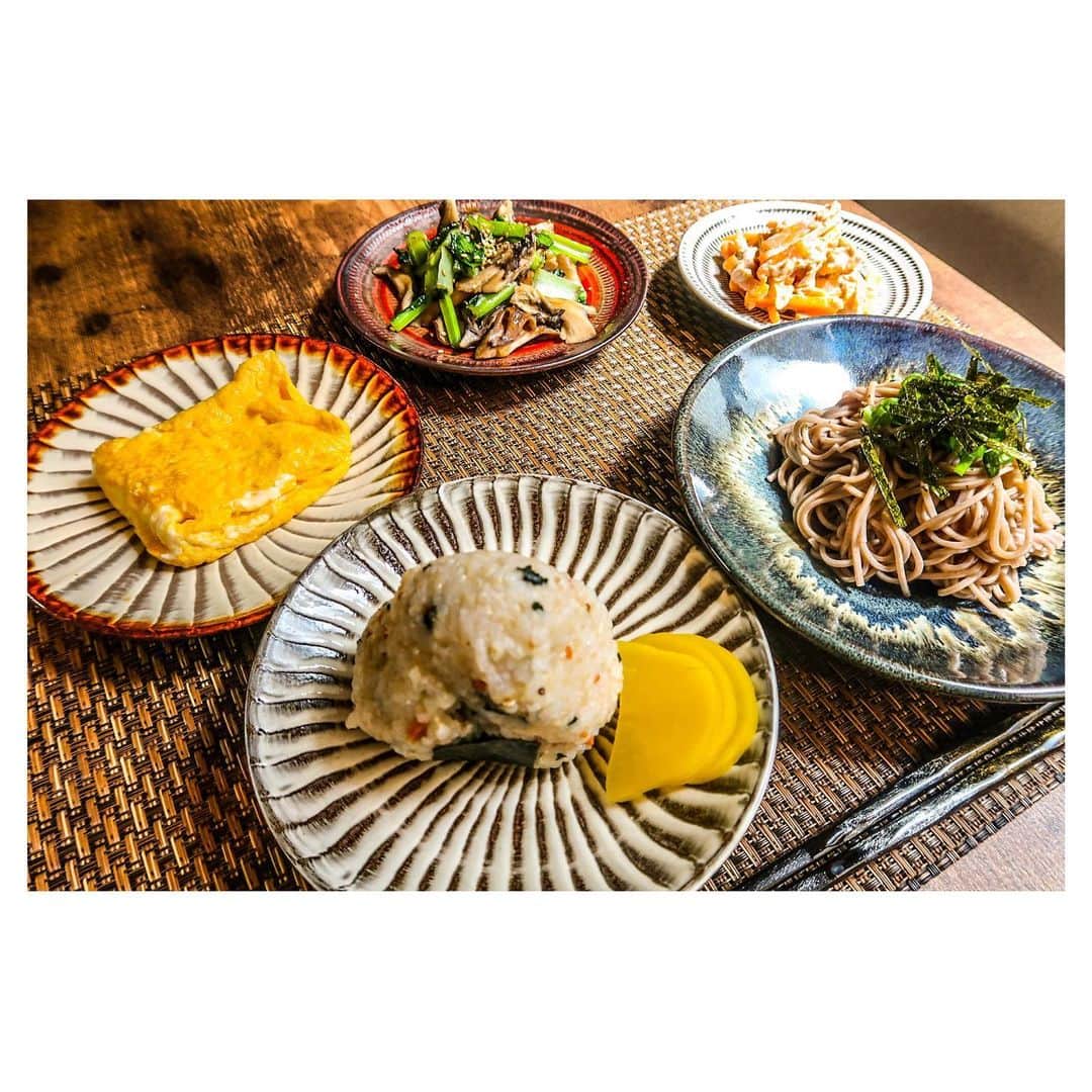 江口雅也のインスタグラム：「外食が続くと身体が重くなる為、おうちご飯は心と身体を整えてくれる。 そこに好きな器があれば尚更創作意欲が増すんですよね〜。  てなわけでフル小石原焼きの、 なんちゃって蕎麦定食😋 バランスは抜群と思われます😎 何事も少しずつお勉強です。  #小石原焼き  #伝統工芸 #飛び鉋 #刷毛目 #料理男子 #自炊男子 #料理日記  #モデル飯 #料理 #蕎麦ランチ #器のある生活  #器のある暮らし  #cooking  #cook  #cookingtime」
