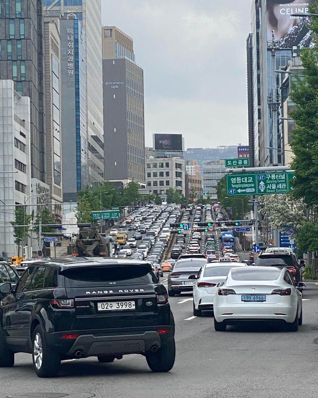 大田明奈のインスタグラム：「韓国はUbarじゃなくてカカオタクシーが主流で、基本普通に捕まえようと思っても無理。 そして、マジで激混み 行きは15分で行けても帰りは1時間かかったり😵‍💫 何故なら韓国は日本と違って買う時に車庫証明が要らないらしく、みんなガンガン車買って車も路駐とか多いって。 基本警察はあんまり居なくて監視カメラで監視してて後からスピード違反の紙とか届くらしいよ🐣 最後の動画は江南でご飯帰りに帰ってたら見かけた人。笑 怪しさ100 なんてねー #韓国事情」