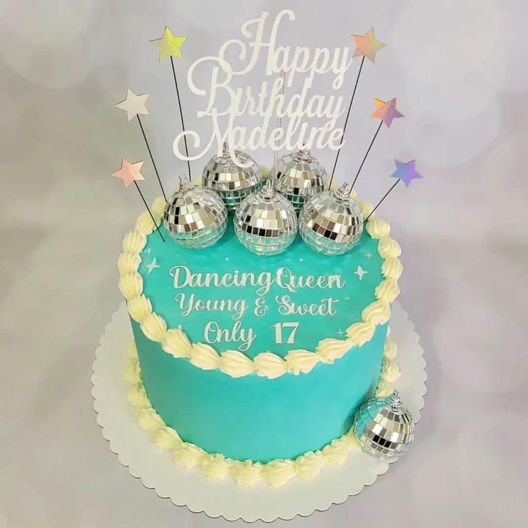 Honey Bee Cakesのインスタグラム：「Disco Cake Toppers by @thekreationstation.915」