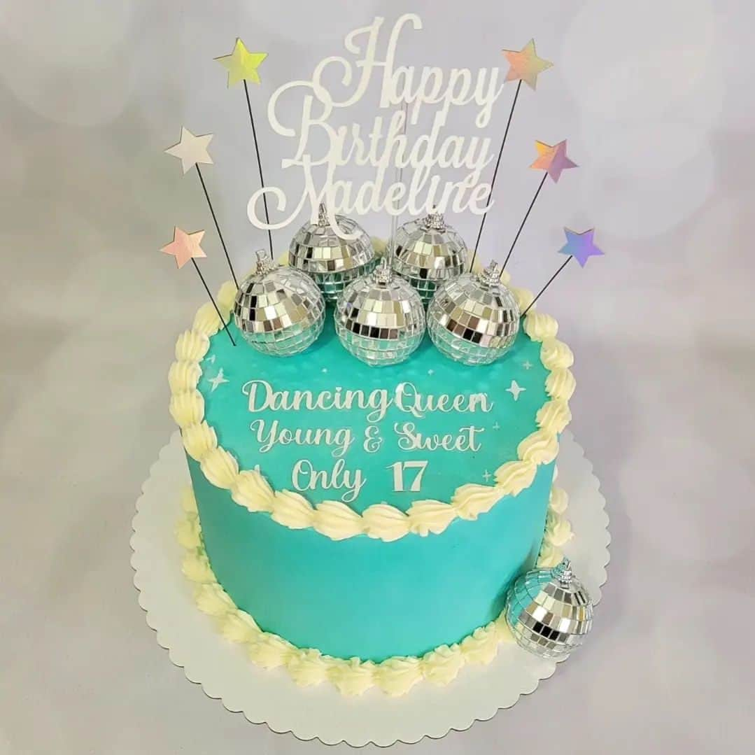 Honey Bee Cakesさんのインスタグラム写真 - (Honey Bee CakesInstagram)「Disco Cake Toppers by @thekreationstation.915」5月5日 13時50分 - matthawkonline