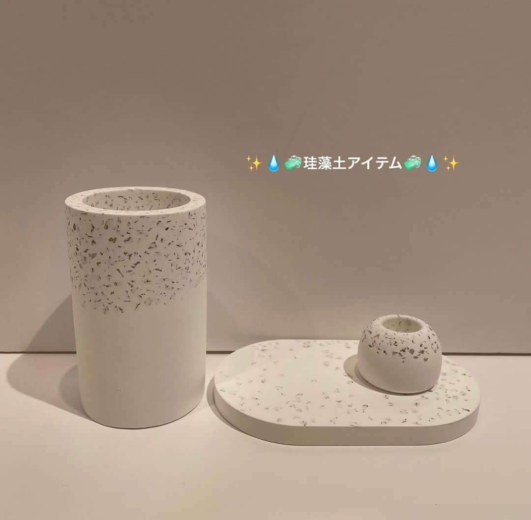3COINS lN LUMINEのインスタグラム：「こんにちは3COINSルミネ荻窪店です（＾_＾）  ！珪藻土アイテムのデザインがリニュー　　　　　　　　　　　　　　　アルしましたのでご紹介します！  3点とも ・スピード速乾 ・清潔 ・調湿 を兼ね備えている清潔なバスアイテムとなっています🛁  珪藻土小物入れ丸 ¥300 (税込 330円)  珪藻土トレー(小) ¥150 (税込  165円)  珪藻土歯ブラシ立て ¥150 (税込  165円)  是非店頭にお立ち寄りくださいませ ⚠️店舗により在庫状況が異なります  #3coins #スリコ　#スリーコインズ  #バスアイテム」