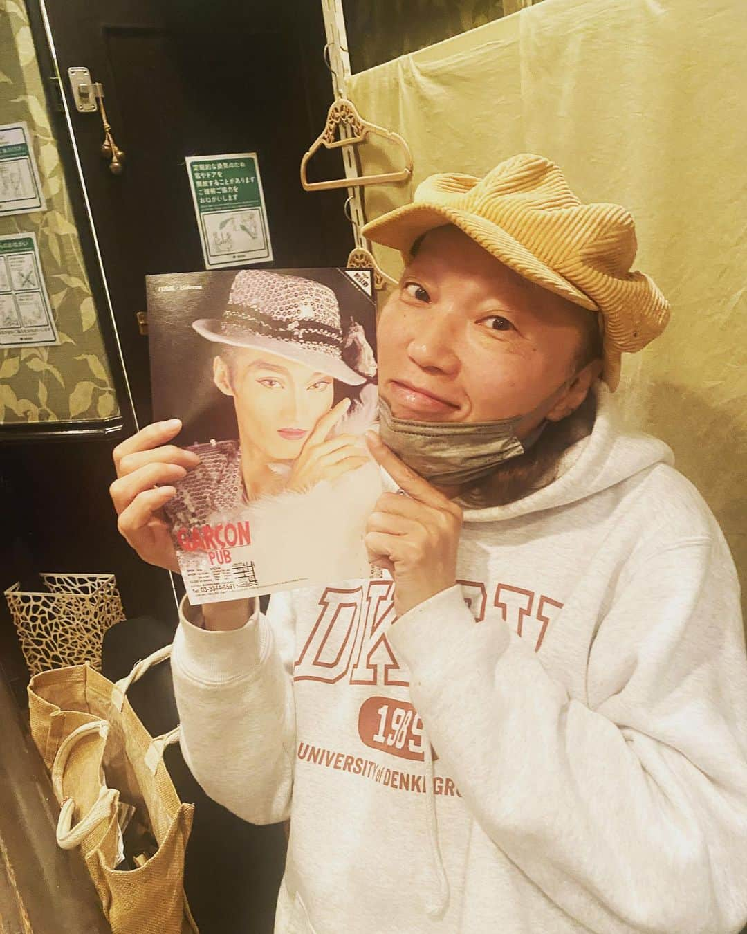 日出郎さんのインスタグラム写真 - (日出郎Instagram)「25年程前の自分のチラシと対面!!! なんのチラシか覚えてない… 20代、30代の細かな事をほんと覚えないという汗  このチラシ、割引券が付いてるのに、なんで私だけの写真なのか覚えていないのです!  これを持ってたのは当時ギャルソンパブの常連だったメグオ!! 毎日、来てくれてたからねぇ〜  まずはジャンキーちゃんとこで待合せ。 ジャンさんとも久しぶり!!!  2丁目のGWて雰囲気で沢山の若者がぁ みんな、お元気ねぇ〜と笑  そして、久しぶりにギャルソンパブで一緒に踊ってたひばりちゃん、さやかちゃんと常連だったメグオと会えました！　 ひばりちゃん今後は忍者業に集中するらしいです。 忍者業とはなんぞや!?  それでもショーパブ時代の懐かしい話で盛り上がりまして笑 てか、昔話はいいね! いいのよ、あんまり未来なんかそんなに無いんだから、過去噺で笑  #日出郎 #ギャルソンパブ #ひばり #さやか #懐かし #25年前」5月5日 13時52分 - hiderou1030