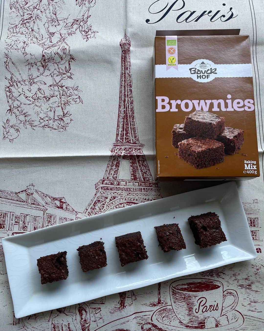 小橋めぐみのインスタグラム：「🍪  久しぶりにチョコレートブラウニーを焼きました🍪 多分10年ぶりくらい。 手作りの危険は、食べすぎちゃうこと。 なので、グルテンフリーのミックス粉で作りました。以前、ビープルフェスで試食した時、とっても美味しかったので😋 粉に、バター、卵、牛乳の代わりにオーツミルク🥛を混ぜるだけ。失敗なし。ありがたい。 濃厚で、しっとり。  3時のおやつに、と思っていますが、 切り分けながら、はじっこを食べちゃってます。 はじっこって、美味しいね。  #グルテンフリー #オーガニック #bioplefes @oasishealth2001」