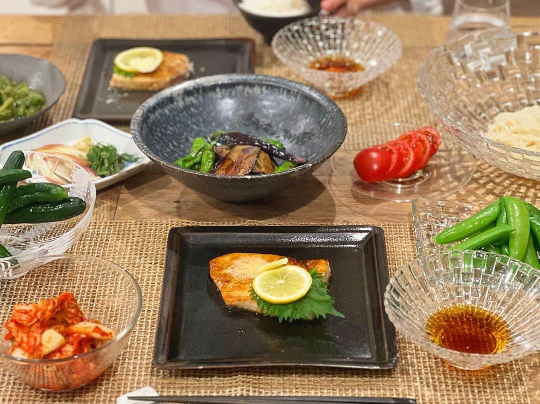 神崎恵のインスタグラム：「・ 昨晩のごはん。 カジキの照り焼き。　 我が家の魚の照り焼きには、バターがのります。 茄子とシシトウの生姜焼きも合わせたら、冷んやりさっぱりつるっとしたものも食べたくて、 稲庭うどん。 スナップエンドウは、お豆腐と味噌を混ぜ合わせたディップにつけて。 美味しかったです。 今日も暑い！ 写真は2人分。 7歳の息子とわたしはメニューが少しだけ違うので、テーブルにはこのセットに加え、2人分が並んでいます。  #おうちごはん  #神恵ごはん」