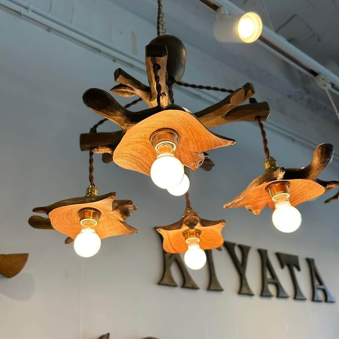 手紙社のインスタグラム：「【4/27-5/15 KIYATAミニフェア「KIYATAの庭」at 手紙舎 文箱】  お天気に恵まれたGW。初夏を思わせる日差しの中、たくさんの方々に“KIYATAの庭”を楽しんでいただいております。  見上げる方々の笑顔を優しく照らすランプたち。中でも一際大きく目を引くのは“ムササビシャンデリア”。こちらは一点ものの抽選販売作品です。木の枝から“えいっ”と跳びおりる4匹のムササビの子どもたち。その横には“ムササビランプ”(抽選受注作品)が並んでいます。  本日5/5(金)はこどもの日！元気に跳び回るムササビの子どもと優しく見守るお母さん？それとも子どもたちに跳び方を教えているお父さん？生活の中に優しい物語を加えてくれるKIYATAさんの作品。あなたはどんな物語が浮かびますか？  ＊即売の木彫小物は、ご好評につき完売いたしました。次回追加日は、5/11(木)となります。  ==============  ◎作品ラインナップ  【抽選作品（第3希望までお申し込みいただけますが、当選はお一人様1点まで）】  ◎一点物　＊抽選販売 会期終了後のお渡し ムササビシャンデリア ◎ランプ　＊抽選受注品 ゾウランプ／ウサギランプ／トリ飛行機ランプ　ウサギ／トリ飛行機ランプ　クマ／エイ飛行機ランプ／クジラランプ／ムササビランプ／ブラサガリナマケモノランプ ◎掛け時計　＊抽選受注品 森の主時計／ナマケモノ時計（小鳥付き）／トリ時計／シロクマ時計／クマ時計／キツネ時計／野ウサギ時計／ラッコ時計（ホタテ付き） ◎置き時計　＊抽選受注品 ロバ置き時計／野ウサギ置き時計／セイウチ置き時計（小鳥付き） ◎その他　＊抽選受注品 野ウサギ壁掛けミラー ◎バスケット　＊抽選販売 会期終了後のお渡し ツバメバスケット／カワウソバスケット／ウサギバスケット／オオカミバスケット／クマバスケット／リス刺繍バスケット／キツネ刺繍バスケット  - - -  【即売作品（お一人様2点まで）】  ＊毎週木曜（4/27、5/4、5/11）の３回に分け、限定数の販売となります ◎ブローチ 木彫ブローチ ◎鏡 トリ手鏡／ウサギ手鏡／ トリドレッサーミラー ◎フック ダチョウフック／シカフック／リスフック／シカフックL ／シカアクセサリースタンド  – – –  【プロダクト作品　＊購入制限なし】 刻印ブローチ／お皿／手ぬぐい／鋳物の獣（金属アクセサリー）／グラス／スタンプ／マスキングテープ  - - -  ＊ランプ・バスケット・時計などの木彫作品は、展示期間中の抽選販売です。会期中はいつでもお申し込みいただけますので、ご都合に合わせゆったりとお越しくださいませ。 ＊ご来場にあたり、事前のお申し込みは不要です。 ＊5/4(木)、5/11(木)の木彫小物追加日は、9:45の時点でお集まりの方の中で個展会場案内順のくじ引きを行います。　　 ＊店舗駐車場は10台の用意がございますが、満車となる場合もありますことをご了承ください。あわせて公共交通機関のご利用のご協力もお願いいたします。  【KIYATAミニフェア「KIYATAの庭」 at 手紙舎 文箱】 期間：2023年4月27日(木)〜5月15日(月) 　＊火・水定休（祝日は営業/翌日休）＊5/1(月)は振替休業 時間：10:00-16:30（16:00 LO） 会場：手紙舎 文箱（長野県松本市浅間温泉1-30-6） 駐車場：10台 問合せ：0263-87-2716  #手紙社 #手紙舎 #手紙舎文箱 #文箱 #tegamisha #松本 #浅間温泉 #KIYATA #木工 @kiyataforest」