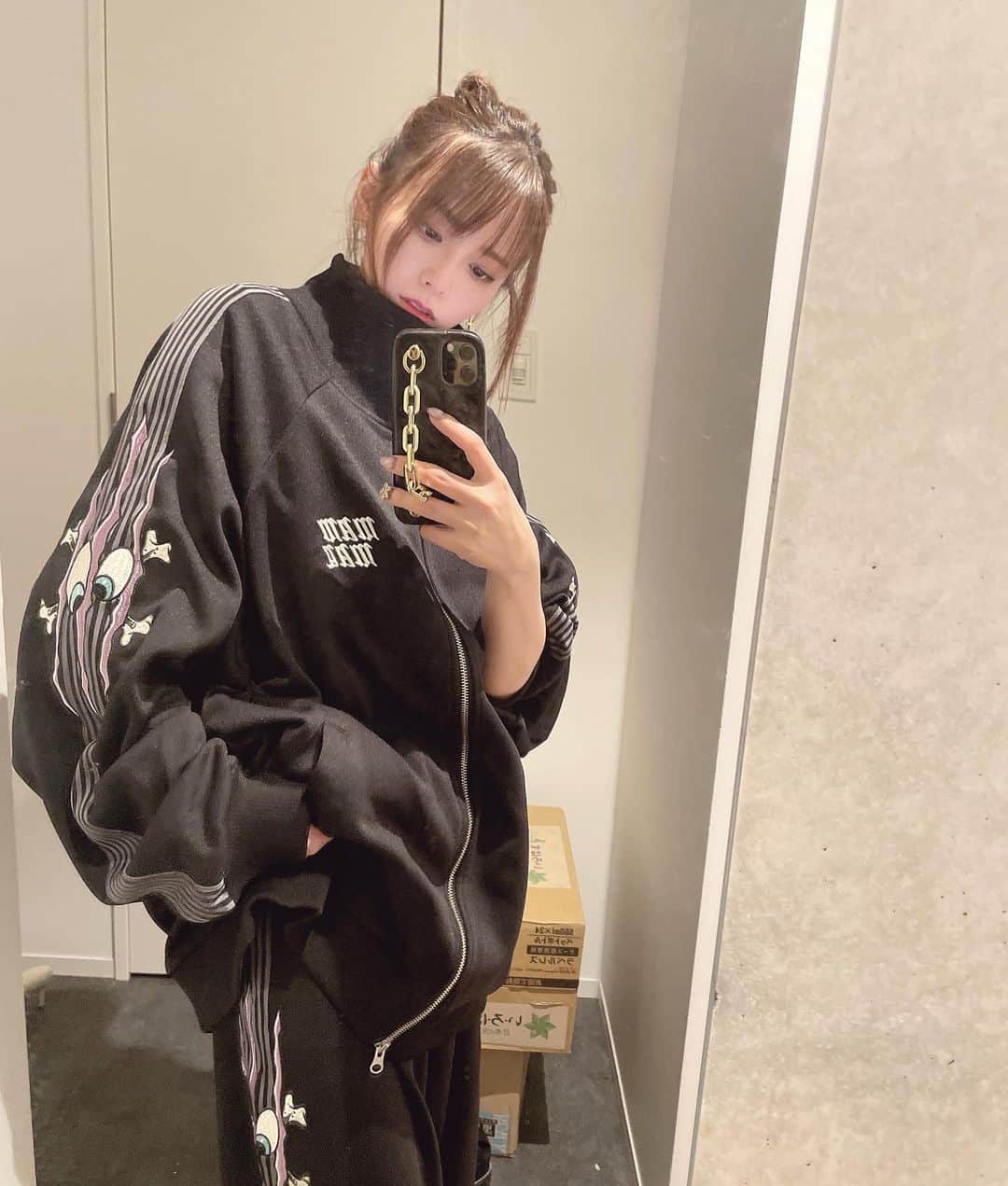 西村歩乃果のインスタグラム：「ストーリー載せたやつ 好評だたのでこっちにも。 いろんな投稿していこっと  @mammal.official    #セットアップ　#ジャージ　#段ボールどかせばよかったやつ」