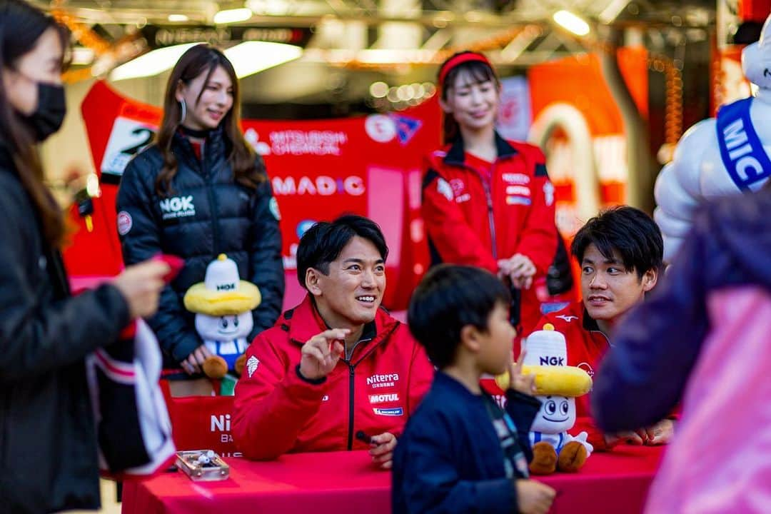 千代勝正さんのインスタグラム写真 - (千代勝正Instagram)「Solid result for us P5 in Fuji. Thanks to the whole team for the hard work and thanks to all fans for the great support!  粘り強く掴んだ5位。 良い仕事をしてくれたチーム全員に感謝です。 そしてたくさんの応援ありがとうございました！！  #Niterra #MOTUL #Z #NDDPRacing #MICHELIN #NISSAN #nismo #ニテラ #モチュール #日産 #ニスモ #千代勝正  #高星明誠 #SUPERGT #スーパーGT」5月5日 14時02分 - chiyokatsumasa