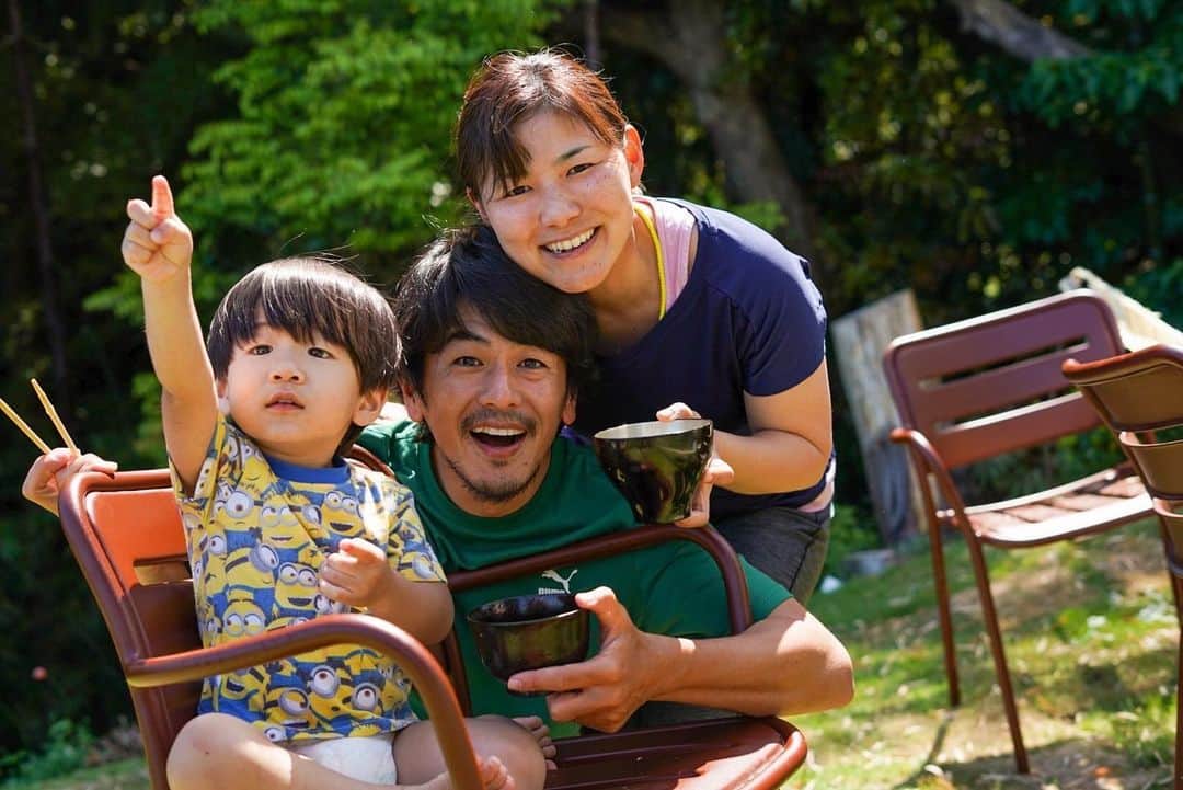 横峯さくらのインスタグラム：「ゴールデンウィークはトレーニングの合間にみんなで流しそうめんをしたり、バーベキューをして満喫😊  来週の試合に向けて英気を養うことができました✨  #ゴールデンウィーク #バーベキュー #流しそうめん #トレーニング #女子ゴルフ #女子ゴルファー #ママゴルファー #ママゴルフ #子育て #育児 #男の子」