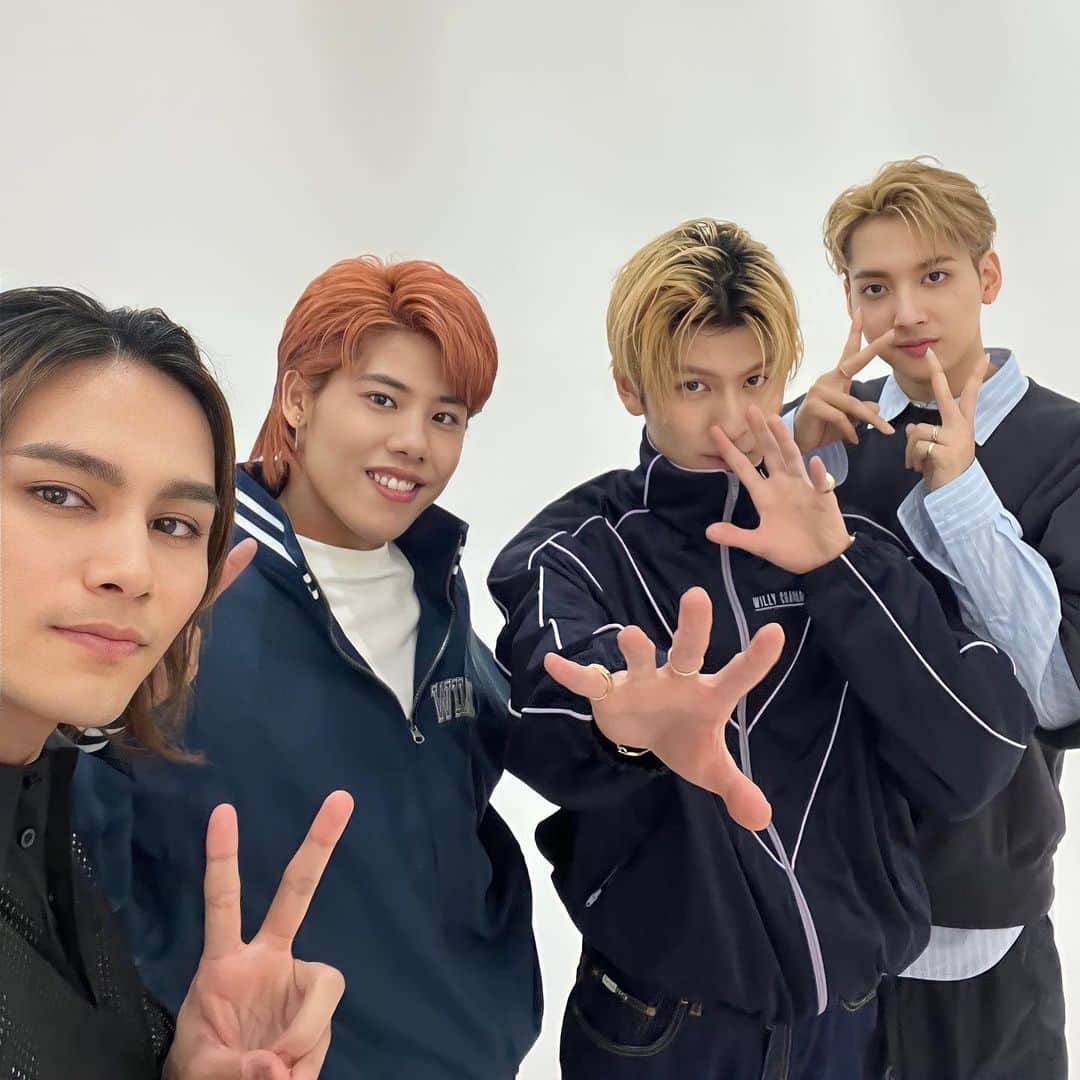 ViViさんのインスタグラム写真 - (ViViInstagram)「ViVi6月号 「推し×推しのおしゃべり。」企画より THE RAMPAGEのメンバーが撮った セルフィーショットを公開です🖤  RAVERSの投票で チーム分けされた組み合わせで トークが炸裂🔥 今よりもっとメンバーの知られざる顔が 見えるかも…！？🫣 インタビューの内容は ぜひ誌面からチェックしてみてね🫶 #vivi #vivi6月号 #therampage #rampage #therampagefromexiletribe #ランページ #ランペ #ldh #therampageファンさんと繋がりたい #therampage好きな人と繋がりたい #ravers #LIKIYA #陣 #RIKU #神谷健太 #与那嶺瑠唯 #山本彰吾 #川村壱馬 #吉野北人 #岩谷翔吾 #浦川翔平 #藤原樹 #武知海青 #長谷川慎 #龍 #鈴木昂秀 #後藤拓磨 #オフショット」5月5日 14時04分 - vivi_mag_official