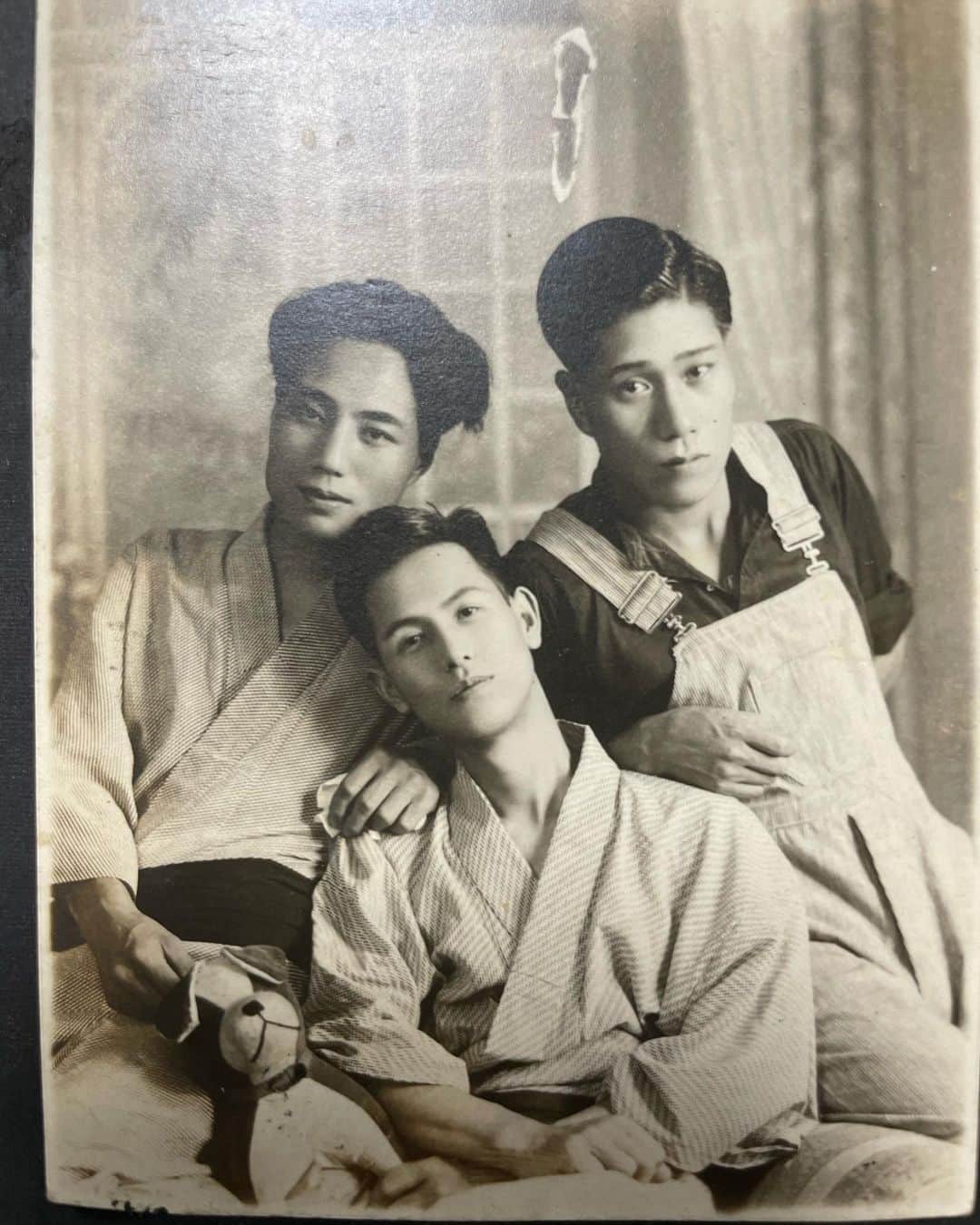 HIPPYのインスタグラム：「#HIROSHIMAミライバトン　明けて本日 2006年2月6日から毎月続く語り部の会 できることをコツコツ。  育った街のことを知る 被爆された方が子供の頃 戦前の日々。おしゃれでかっこいい先輩達  夢も希望も家族も恋人もなくなった 差別もあった。思い出したくもない 語りたくもない。伝えたくない。 でもようやく話せるようになってきた  ミライの命のために  全部じゃなくていいです。 是非とも少しでも耳を傾けてくださると嬉しいです  「第208回原爆の語り部〜被爆体験証言者の証言〜」 5月5日（金曜日）15時〜　YouTube生配信 https://youtube.com/live/XIo1PKW5qCM  証言者・筒井洋祐（つついようすけ）さん 87歳  1935年10月生まれ。 原爆投下時は疎開先の大野浦にある大野国民学校4年生（10歳） 学徒動員作業中死亡した兄（12歳）を探しに広島市へ その際、入市被爆  初めての証言となった 2020年6月6日 第176回 語り部の会にて お話いただいた時のアーカイブ https://youtube.com/live/cJaYcIRyJxE」