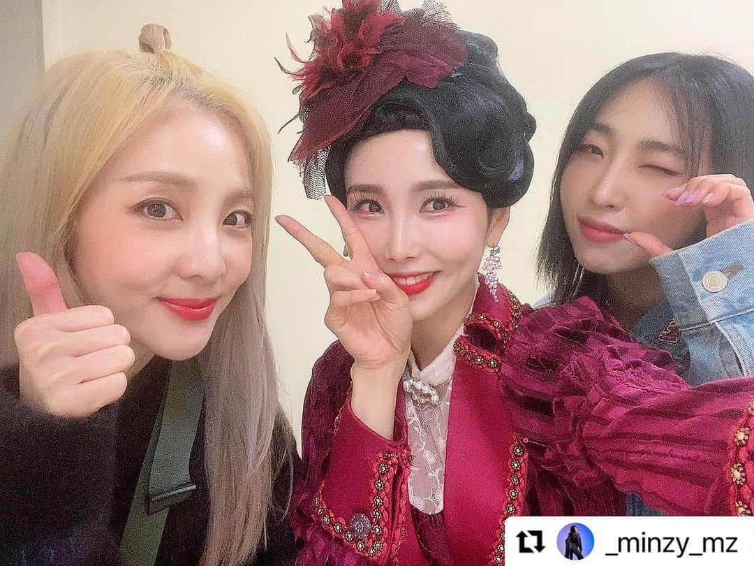 リンジさんのインスタグラム写真 - (リンジInstagram)「내가 너를 사릉할 수 밖에 없는 이유🥹 @_minzy_mz 이런 동생 둘을 아껴주고 응원해주는 이 따스한 언니 @daraxxi 🫣  16년 이라는 세월 속, 우리 인연에 늘 감사하고 또 감사합니다🫶🏻  #사랑해요#고마워#내일터에와줘서❤️#민지의장문후기고마워 #산다라박#공민지#쵝오 ___________________________  #Repost @_minzy_mz with @use.repost ・・・ 설희의 대사 한마디, 노래 한소절 한소절이⠀ 마음 속 깊이 파고들었다🥹⠀ @linzy_minji 무대에 있는 그녀는 설희 그 자체.⠀ 언니를 통해 설희라는 인물이 잘 표현될 수 있게,⠀ 뒤에서 연구하고, 또 노력하고 부단히 ⠀ 연습했을 걸 알기에 너무 대단하고 ⠀ 자랑스럽고 마음 한 구석에서 막…⠀ 뜨거운 것(?)이 올라오네요🔥🥹😭⠀ ⠀ 설희- ⠀ 설희에게 붙여진 ⠀ 涙 (나미다 : 눈물) 라는 이름이 참 쓸쓸하고 ⠀ 고독해 보였다. 그러나 그녀가 나라를 생각하며 ⠀ 흘려보낸 영원한 눈물은 한데 모여, ⠀ 영원한 영혼으로 고스란히 남겨지게 되었다.⠀ 그러자 그 ”눈물“은 그 무엇보다 참 아름다웠다. ⠀ ⠀ 정(情), 만두-⠀ 나는 밥에서 정(情)을 느낀다.⠀ 엄마의 식탁에서 나오는 밥정(情) 이라는 것이 ⠀ 우리 일상생활의 온기를 채우듯, ⠀ 사람과 사람이 만나 같이 밥을 먹을 때도 ⠀ 그 온기가 느껴진다. ⠀ 모두 다같이 함께 앉아 타지에서 만두를 먹으며 ⠀ 고향의 정(情)을 떠올리는 모습이⠀ 뭉클하고 애틋했다.⠀ ⠀ 누가 죄인인가- ⠀ 가장 강렬하고 인상깊었던 재판 장면.⠀ 아직도 “누가 죄인인가” 넘버가 귓가에 생생히⠀ 들린다. 통탄, 분노, 굳건한 신념과 단단함.⠀ 이 장면이 주는 메시지가 너무 강력해서 ⠀ 짜릿하기까지하다.⠀ ⠀ 크으… 내 마음속에 저장👍🏻 #뮤지컬영웅」5月5日 14時12分 - linzy_minji