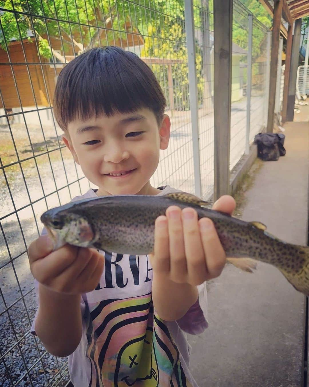 つるの剛士さんのインスタグラム写真 - (つるの剛士Instagram)「—  鯉のぼりならぬ、鱒のぼり🎏  全国のちびっこたち 元気にすくすくと✨  #こどもの日　#🎏　#5月5日 #GW #しゃっちょ #キャンプ🏕 #釣るのjr. #ニジマス #テントサウナ　@iamsauna_official  #心配しないでください履いてます  #つるのイラスト」5月5日 14時22分 - takeshi__tsuruno