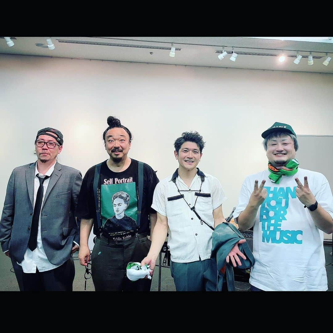 MONKYさんのインスタグラム写真 - (MONKYInstagram)「昨日はEXOTIC SKATESで高槻Jazz Street！  初めてのJazz Street、街中が祭りで、すごいエネルギーでした。  前田サラちゃんと竹ちゃん（竹内智康）とマイメン、高木記明と梅本浩亘と茶之木一世のライブを観に行ったら会場から溢れかえる人人人。 在間くんにも会えたり、なんせ活気が半端なかった。  そして、そっから大阪に移動して、川口真由美ちゃんのライブに参加。頭の二曲に参加してダッシュで高槻へ戻りEXOTIC SKATESのライブ！ @exotic_skates   やっぱりバンドは最高！  そしてMusic Bar ACIDに移動してのアフターパーティー🎉  岩井ロングセラーと2人でセッションを始めたら、高槻のレジェンド、Qunchoさんが加わってくれて、めちゃくちゃ上質なセッションが展開。  これぞミラクル！！な夜になりました。  出会った皆さん、ありがとうございました♬  ほんとに楽しかった。  そして今日は京都！  マイメン達とのJam Spot@京都わからん屋　feat.川口真由美。  これまた濃ゆい夜になりそうでワクワクしつつ向かってます。  明日は神戸三宮のJRの南側の広場で16時からEXOTIC SKATES、そしてそのまま夜は元町Aichemyにてライブ。  7日は加古川、花茶茶花でEXOTIC SKATESと、続きます！  乾杯しに来て下さい♬  詳しくはLink on Bio！  #高槻ジャズストリート」5月5日 14時22分 - ____monky____