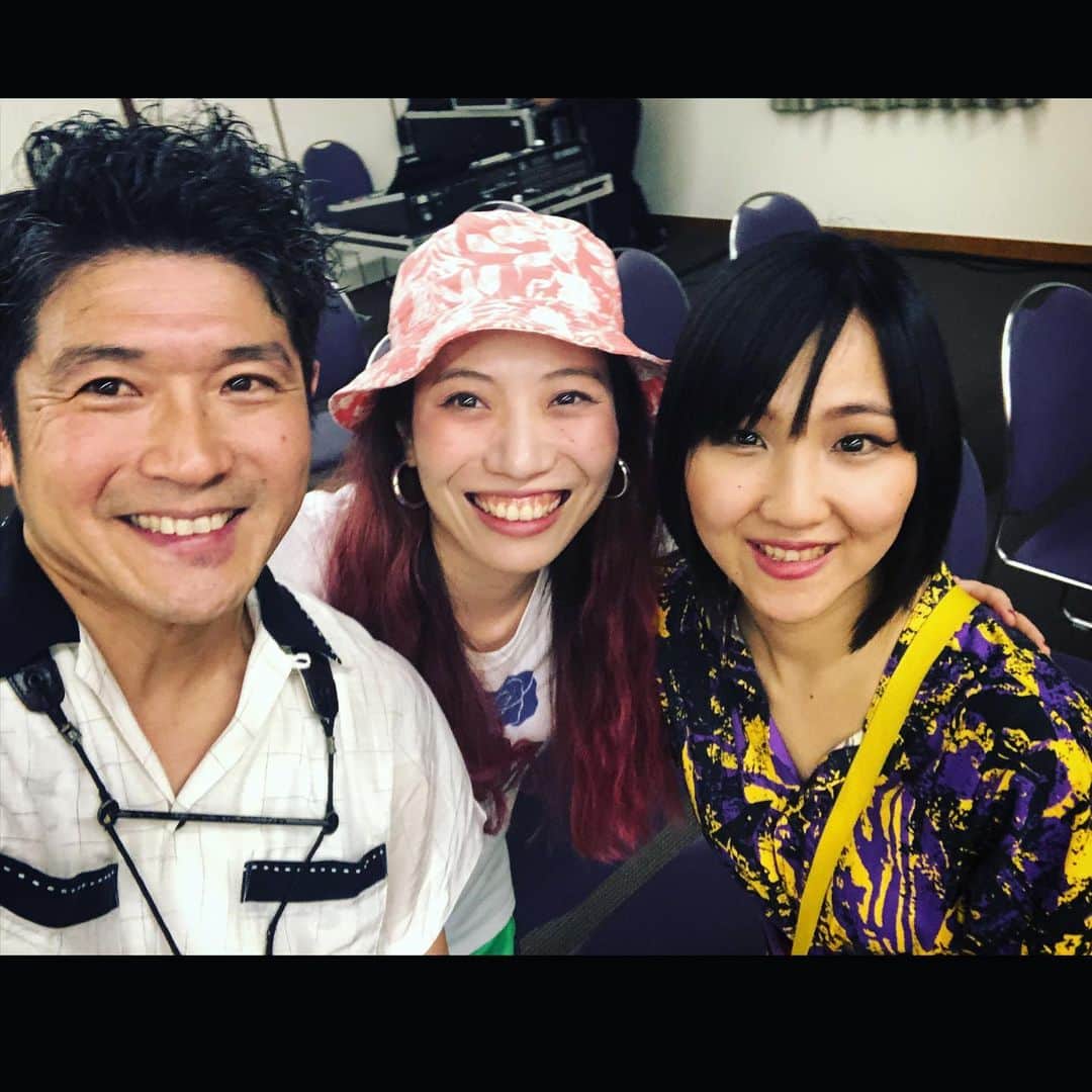 MONKYのインスタグラム：「昨日はEXOTIC SKATESで高槻Jazz Street！  初めてのJazz Street、街中が祭りで、すごいエネルギーでした。  前田サラちゃんと竹ちゃん（竹内智康）とマイメン、高木記明と梅本浩亘と茶之木一世のライブを観に行ったら会場から溢れかえる人人人。 在間くんにも会えたり、なんせ活気が半端なかった。  そして、そっから大阪に移動して、川口真由美ちゃんのライブに参加。頭の二曲に参加してダッシュで高槻へ戻りEXOTIC SKATESのライブ！ @exotic_skates   やっぱりバンドは最高！  そしてMusic Bar ACIDに移動してのアフターパーティー🎉  岩井ロングセラーと2人でセッションを始めたら、高槻のレジェンド、Qunchoさんが加わってくれて、めちゃくちゃ上質なセッションが展開。  これぞミラクル！！な夜になりました。  出会った皆さん、ありがとうございました♬  ほんとに楽しかった。  そして今日は京都！  マイメン達とのJam Spot@京都わからん屋　feat.川口真由美。  これまた濃ゆい夜になりそうでワクワクしつつ向かってます。  明日は神戸三宮のJRの南側の広場で16時からEXOTIC SKATES、そしてそのまま夜は元町Aichemyにてライブ。  7日は加古川、花茶茶花でEXOTIC SKATESと、続きます！  乾杯しに来て下さい♬  詳しくはLink on Bio！  #高槻ジャズストリート」