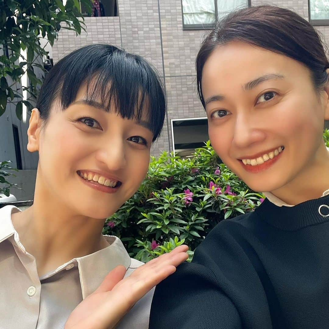 瑞羽奏都（水谷美月）さんのインスタグラム写真 - (瑞羽奏都（水谷美月）Instagram)「一個上のはるさんと💕 先日、代打で出演したラジオの報告も兼ねて📻  お家がご近所ということもあり、一時は頻繁に会うことが多かったのですが、最近なかなかスケジュールが合わなくて…やっとやっと会えました✨  オシャレなハワイアンのお店を教えてもらい、小さな公園のベンチでお茶して…のんびりと気持ち良いひとときでした🎶  はるさん#天宮菜生 さん @naoamamiya_official #宝塚og #花組 #89期 #ハワイアン #ロコモコ」5月5日 14時16分 - mizuki.m_mizuha