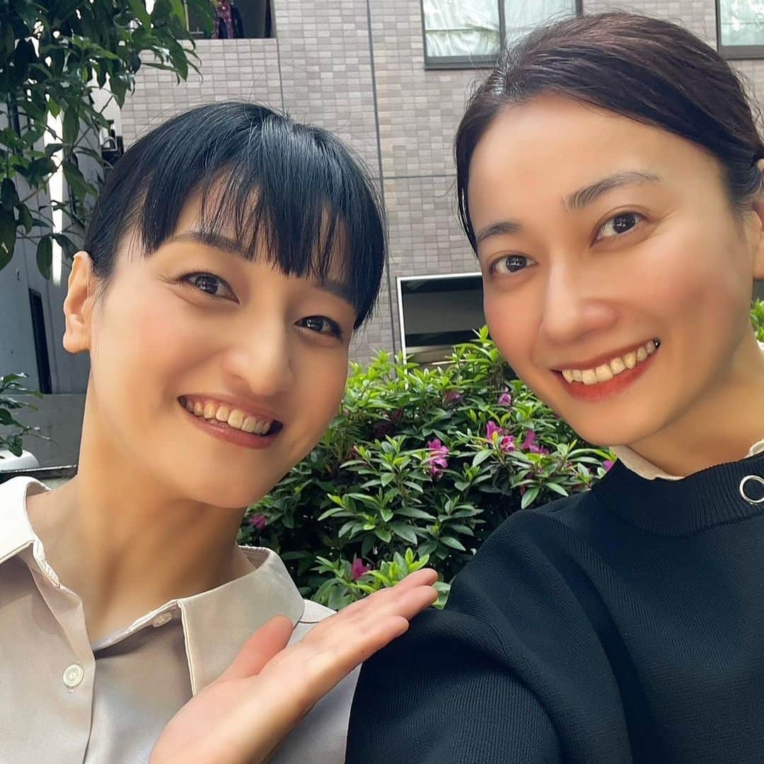 瑞羽奏都（水谷美月）のインスタグラム：「一個上のはるさんと💕 先日、代打で出演したラジオの報告も兼ねて📻  お家がご近所ということもあり、一時は頻繁に会うことが多かったのですが、最近なかなかスケジュールが合わなくて…やっとやっと会えました✨  オシャレなハワイアンのお店を教えてもらい、小さな公園のベンチでお茶して…のんびりと気持ち良いひとときでした🎶  はるさん#天宮菜生 さん @naoamamiya_official #宝塚og #花組 #89期 #ハワイアン #ロコモコ」