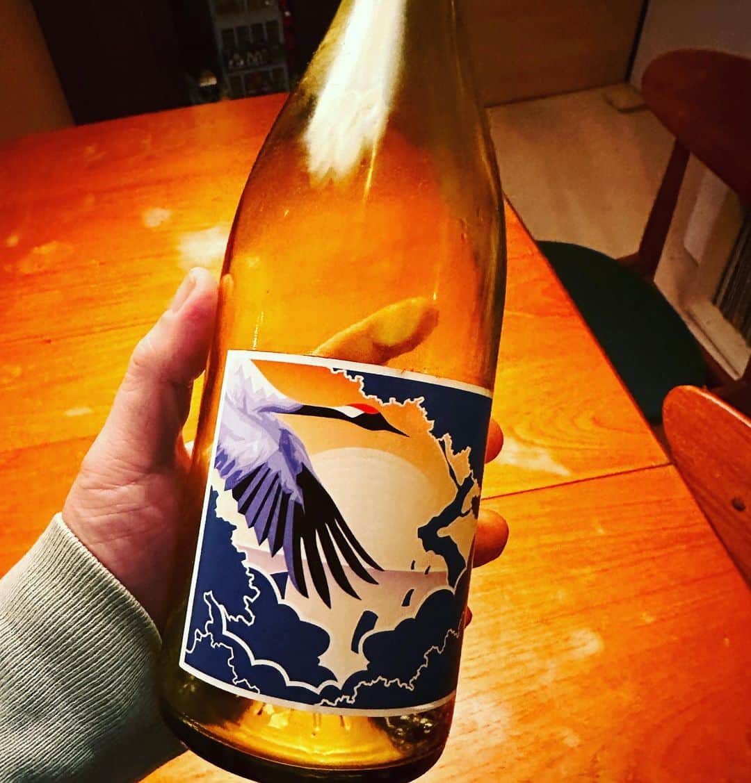 Taku Takahashiのインスタグラム：「グレリパの赤。鶴の絵のやつ。 今まででいちばんボディが強い感じがして美味しかった！飲み干しちゃってるからワインの色見えません。ごめん。笑  あ、正式名称『グレープリパブリック』で日本のぶどうだけを使って作ってる純国産ワイン(ナチュール)です。白のナチュールの方はこれまたスッキリしてて飲みやすいんです！  おすすめ @graperepublicinc」