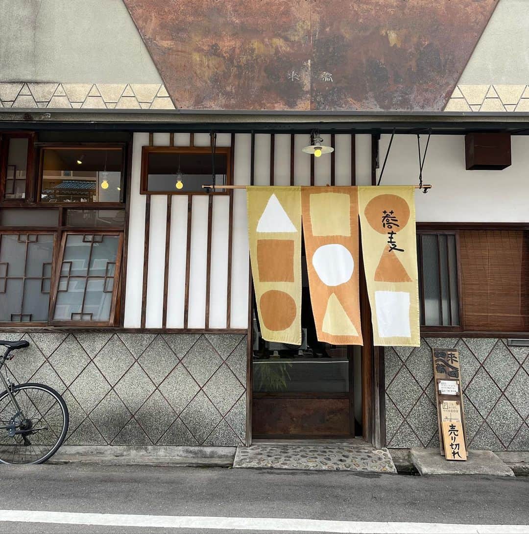 森田恭子のインスタグラム：「岡山日帰り旅のつづき。昼食は、おろし蕎麦（細切り）、美味しかった！ 和田誠展を堪能したあと尾道に帰って来て夜ゴハンのお店探し。しかーし、GWということもあって、軒並み満席😭 次のお店に飛び込むもまたしても…が続く中、とっても感じ良く「満席ですみません！またぜひご来店ください」と言ってくださる方と、そうではない方と（もう行かないもん☹️）、いますね。断然、前者が多かったけど。迷走の果て、やっと見つけたお店でイタリアン。冷えたノンアルビールが沁みました😆  #来輪そば」