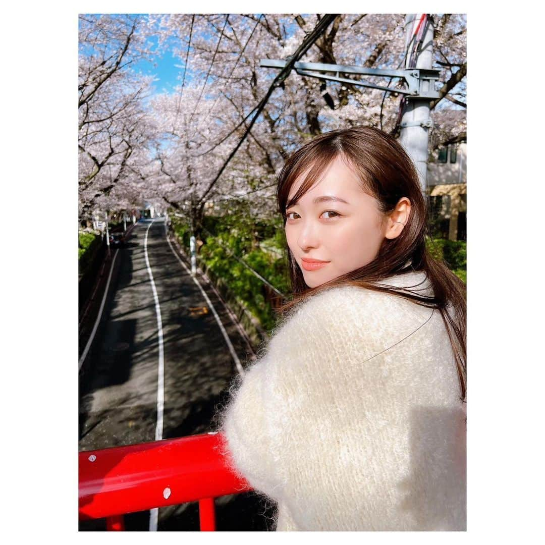 福原遥のインスタグラム：「. 🌸🌸🌸 #YouTube #福原遥とふくはらはるか たくさんアップしてるので観てね☺︎  #3枚目はテンション上がってピースが変なポーズに。笑」