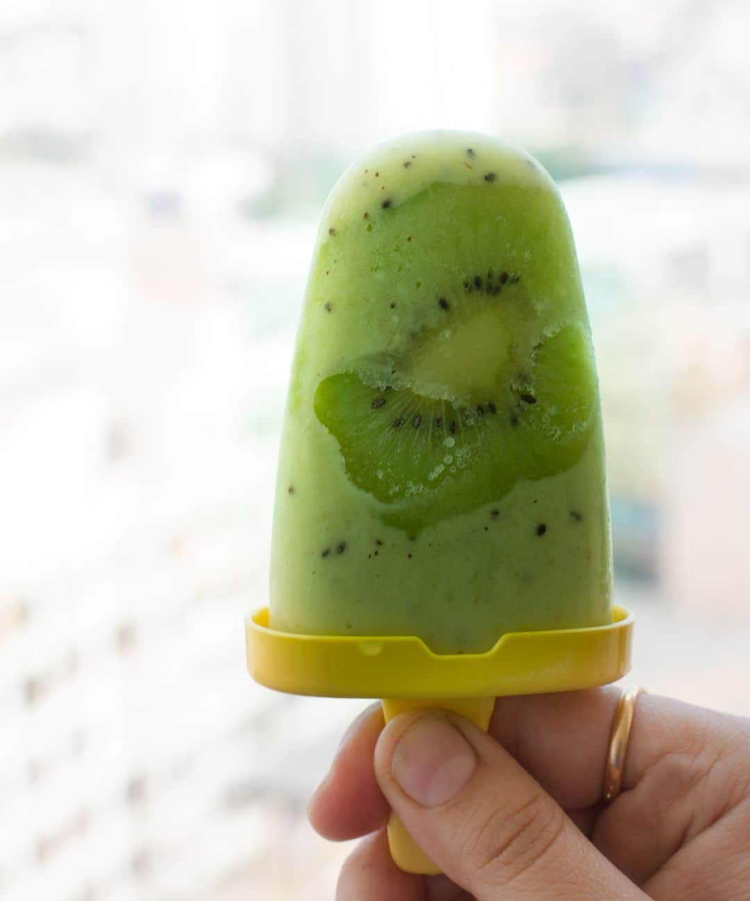 Archana's Kitchenさんのインスタグラム写真 - (Archana's KitchenInstagram)「#kidssummerrecipes   A sugar free popsicle, this refreshing Kiwi Popsicles Recipe can be made in a jiffy. Store them in the freezer to beat the blazing summer heat!  Ingredients 100 grams Hung Curd (Greek Yogurt) 3 Kiwi 2 tablespoons Honey  👉To begin making the Kiwi Popsicles recipe, first peel the kiwis and cut them into round slices. 👉Next in a mixer grinder jar and add Greek yogurt, two kiwis, honey and blend everything together to form a thick puree.  Adjust the sweetness to your liking.  👉Pour the kiwi Popsicle mixture into the Popsicle molds and put the remaining kiwi slices in each of the mold. Freeze these Popsicle overnight. 👉Once you take out frozen Popsicle from fridge, run Popsicle molds under water to de mold the kiwi Popsicle. 👉Serve Kiwi Popsicle as a dessert after your delicious Italian meal of Aglio Olio Pasta and Perfect Gooey Mozzarella Garlic Bread Recipe.  Find 1000+ such recipes on our app "Archana's Kitchen" or website www.archanaskitchen.com . . . . . #icecream #popsicles #summer #summerecipes #ice #chilled #desserts #lunch #southindianfood #southindianrecipes #southindianfood #homemadefood #eatfit #cooking #food #healthyrecipes #foodphotography #recipeoftheday #comfortfood #deliciousfood #delicious #instayum #food」5月5日 14時30分 - archanaskitchen