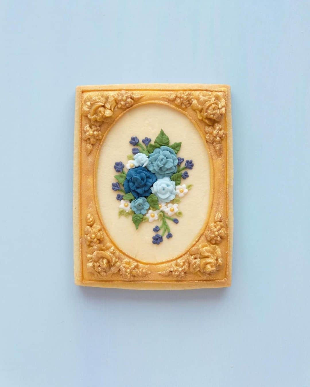 KUNIKAのインスタグラム：「Antique picture of blue roses biscuit💙 In Japan, the blue roses mean "a dream come true".  #artofkunika」