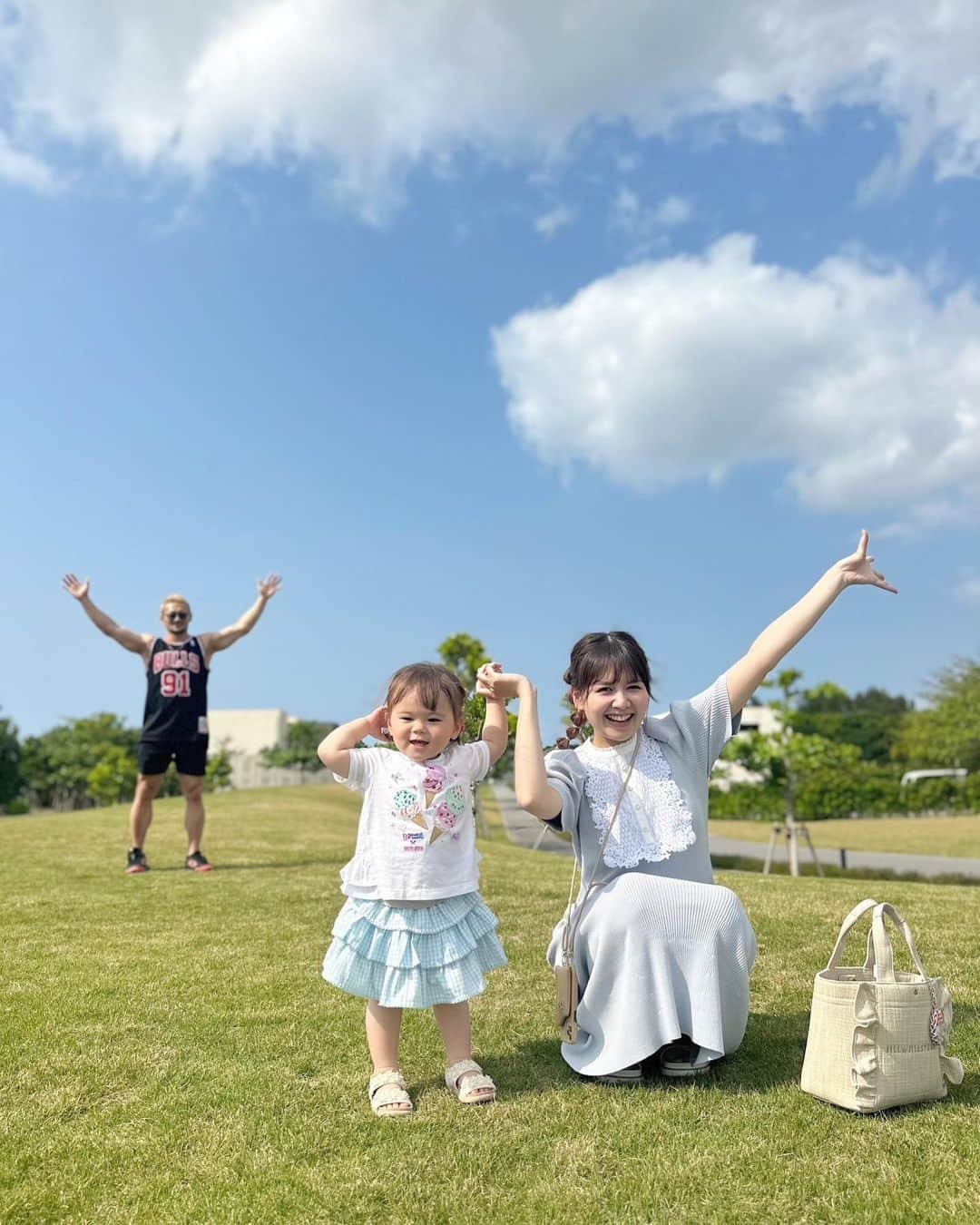 佐藤すみれさんのインスタグラム写真 - (佐藤すみれInstagram)「💜💜💜  【YouTube更新】  すーめろママちゃんねる。 子供連れでも安心の沖縄おすすめカフェ  ちなみに来週はゆるゆるvlogです🍹 コメント&チャンネル登録お願いします！！  　　　 すみれ私服▷ @celford_official  ひなの私服▷ @mezzopiano_official   #家族写真 #沖縄家族旅行  #妊娠5ヶ月 #2歳差ママ  #第二子妊娠中 #プレママ  #すーめろママちゃんねる  #ひなの #1歳10ヶ月女の子  #子育て #育児 #女の子ママ #ママと娘 #ママと娘コーデ  #リンクコーデ #メゾピアノ」5月5日 14時37分 - sumiresato_official