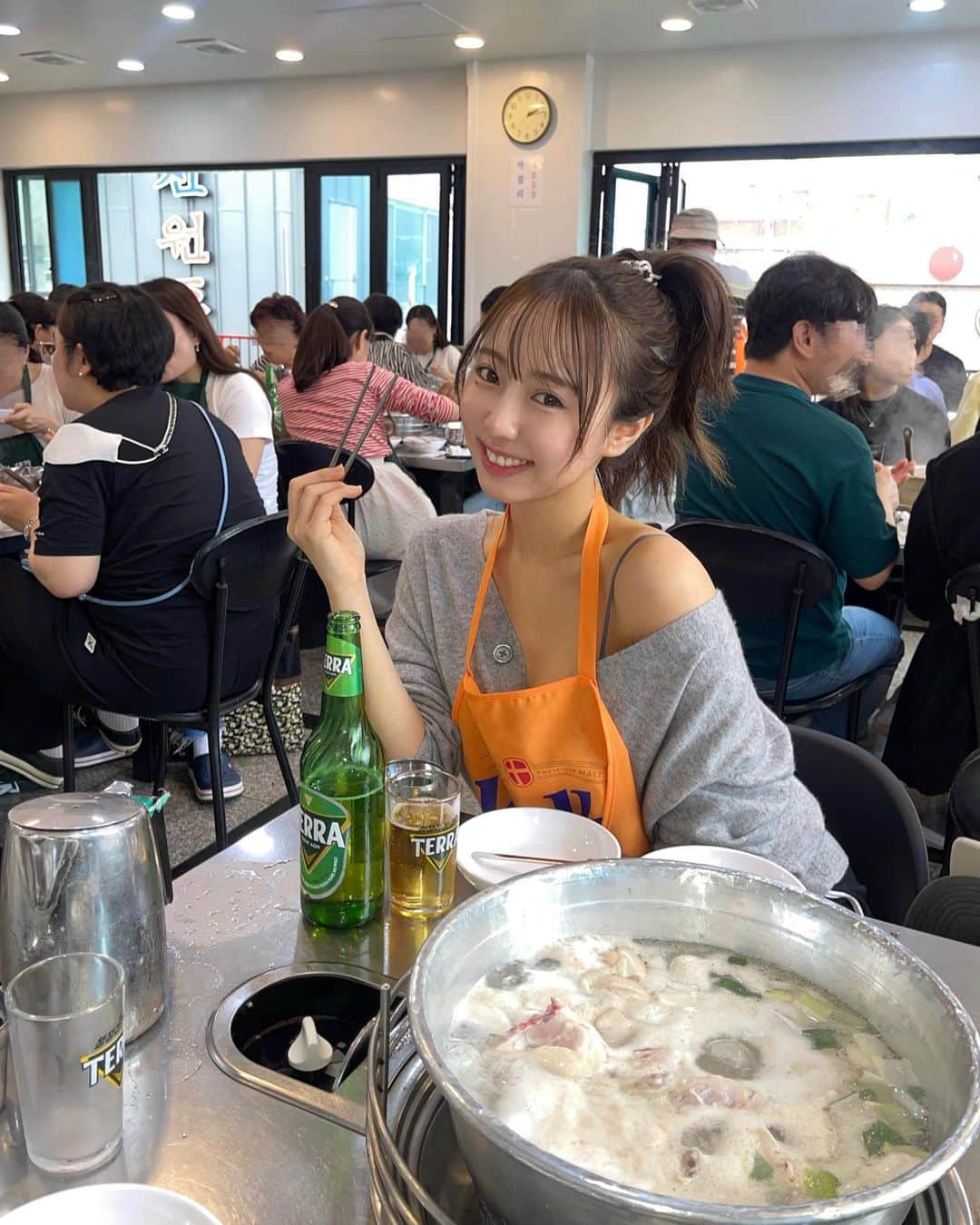川谷花音のインスタグラム：「안녕☀️☀️☀️  朝だからすっぴん　そして朝からビール  本場の韓国料理は本当に本当に美味しすぎて感動した😋🇰🇷 そして皆んな優しい人ばっかりで楽しい🎶  #korea #korean #韓国 #韓国旅行 #한국 #タッカンマリ」