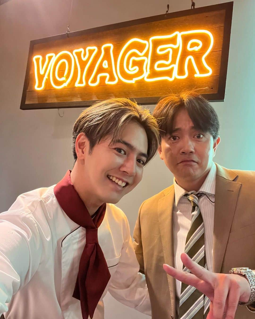 片寄涼太のインスタグラム：「今夜はドラマ『波よ聞いてくれ』 第3話がオンエア‼️‼️📻 お芝居の現場でご一緒出来るのが 初めてだったことに驚きましたが、 尊敬する先輩の1人である 青柳さんとご一緒出来て良かったです🙏🙏 先輩の絶妙に気持ちの悪い役どころに ご注目ください！！！😂💦 @namiyo_tvasahi #波よ聞いてくれ」